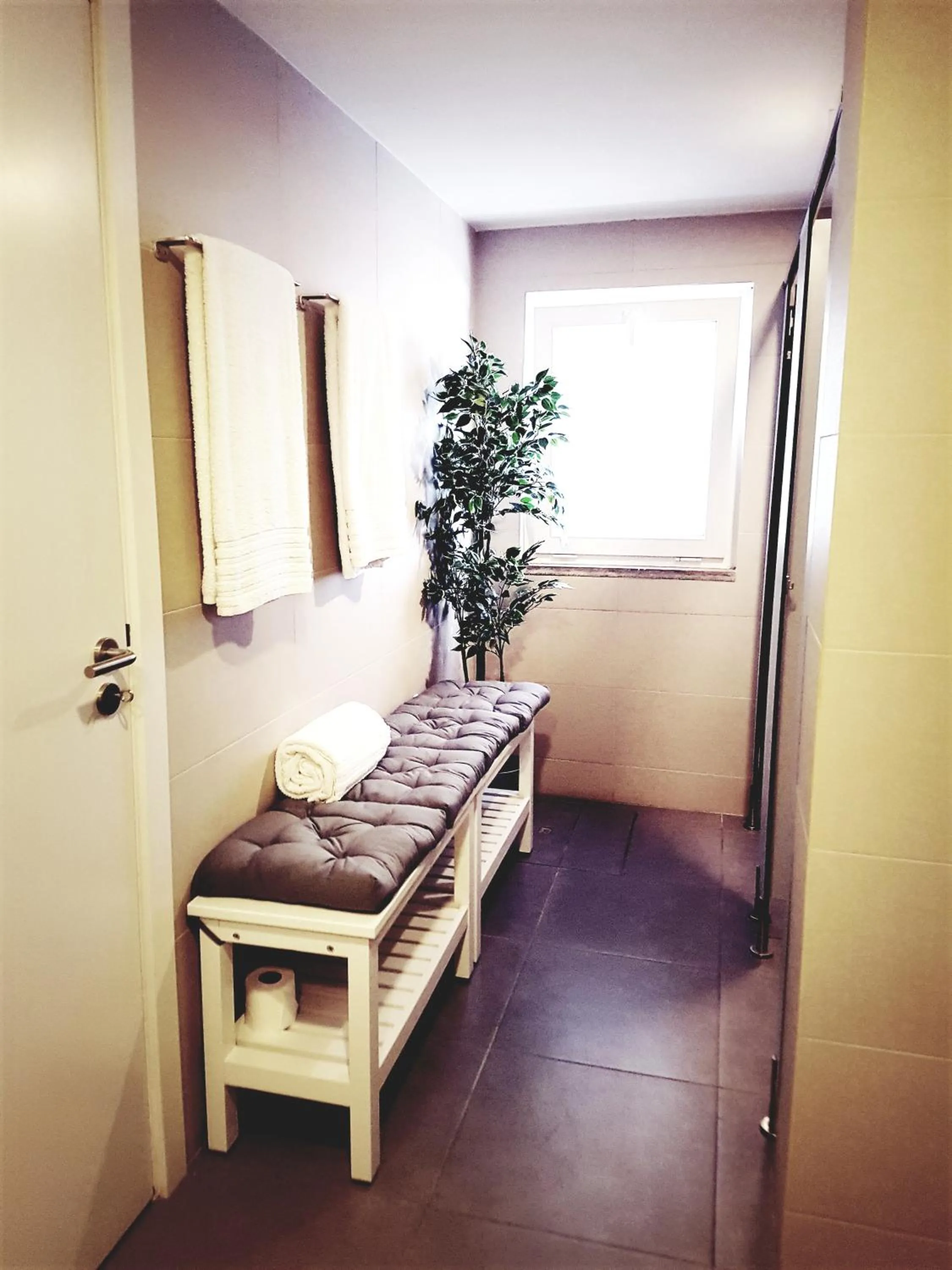 Bathroom, Bed in Art 4 You Cascais Suites