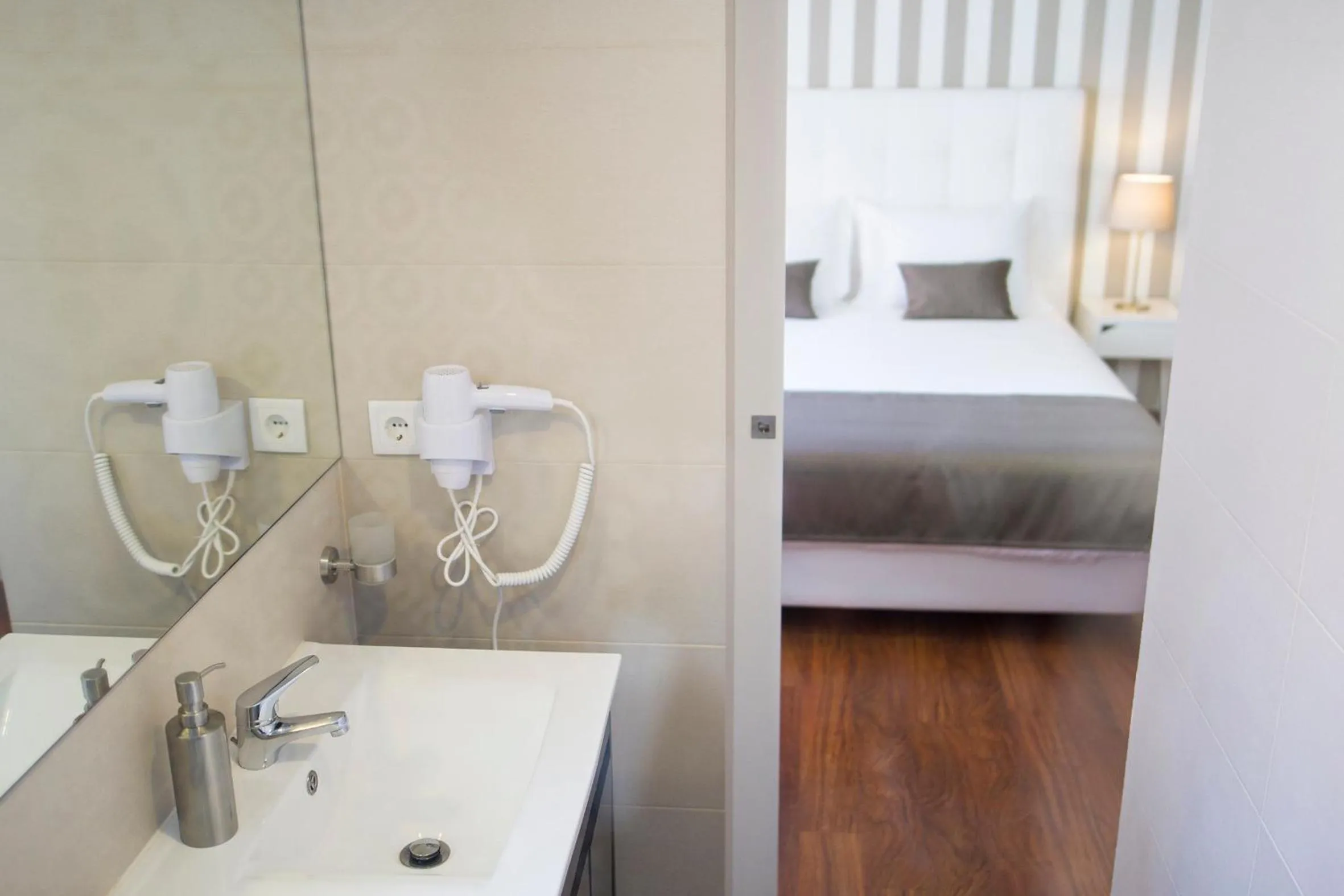 Bathroom, Bed in Art 4 You Cascais Suites