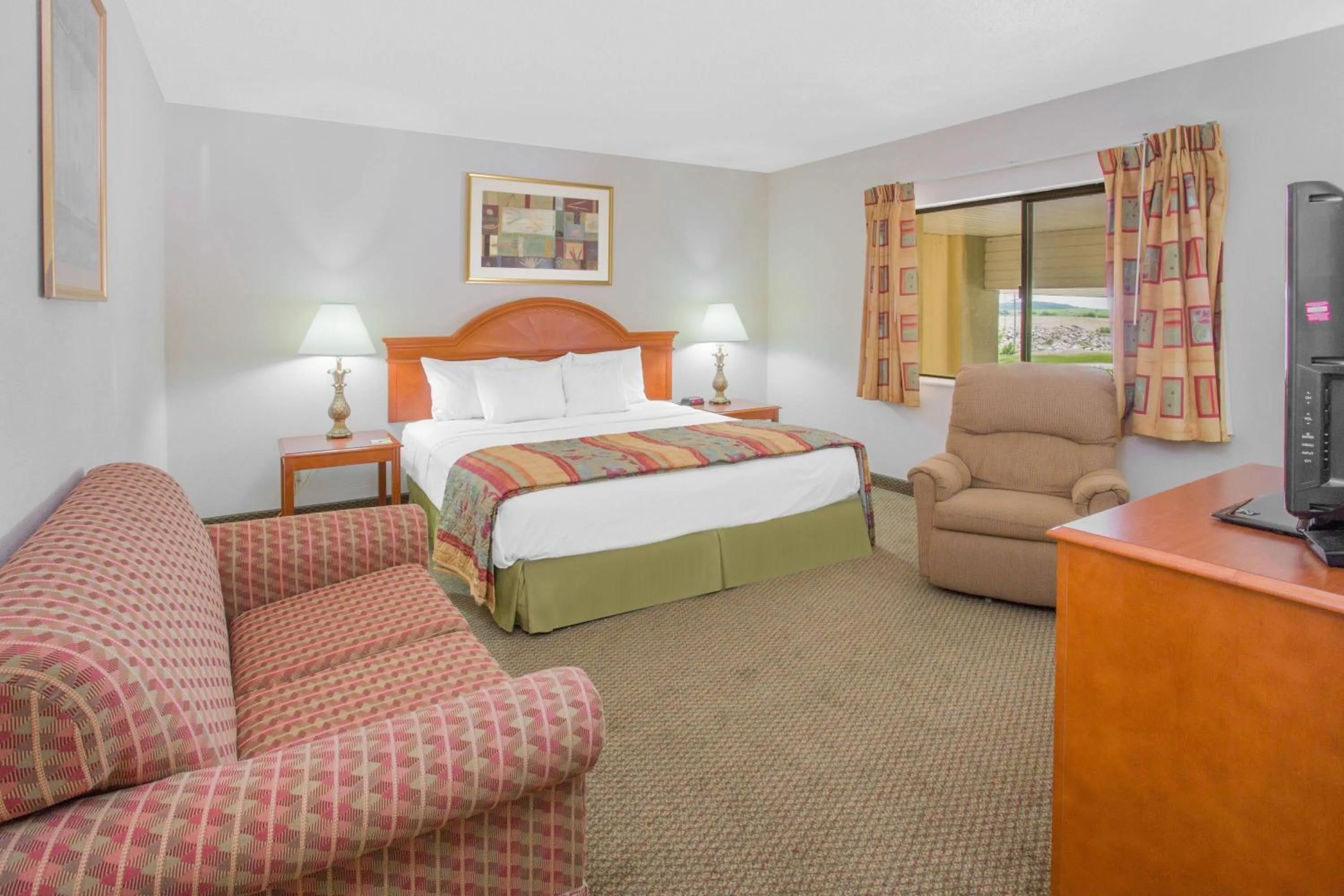 Photo of the whole room, Bed in Days Inn by Wyndham Portage Cascade Mountain area