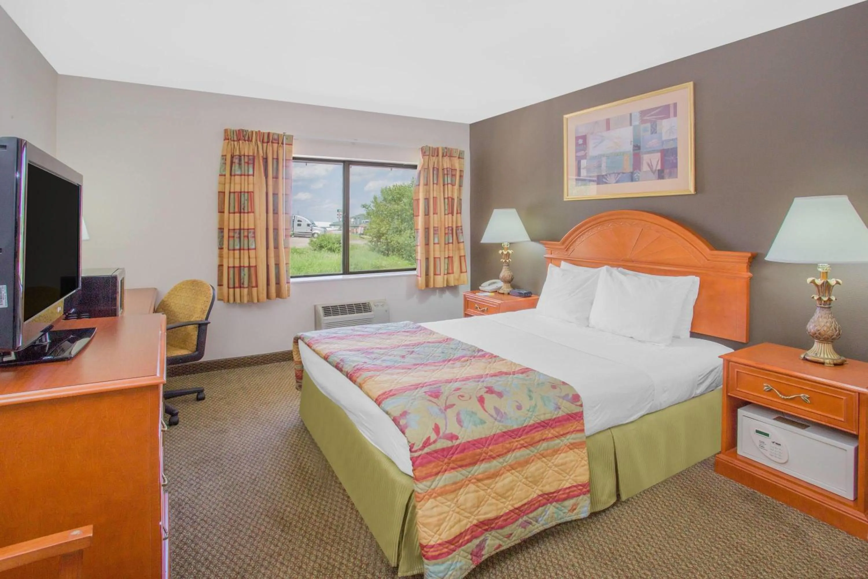Photo of the whole room, Bed in Days Inn by Wyndham Portage Cascade Mountain area
