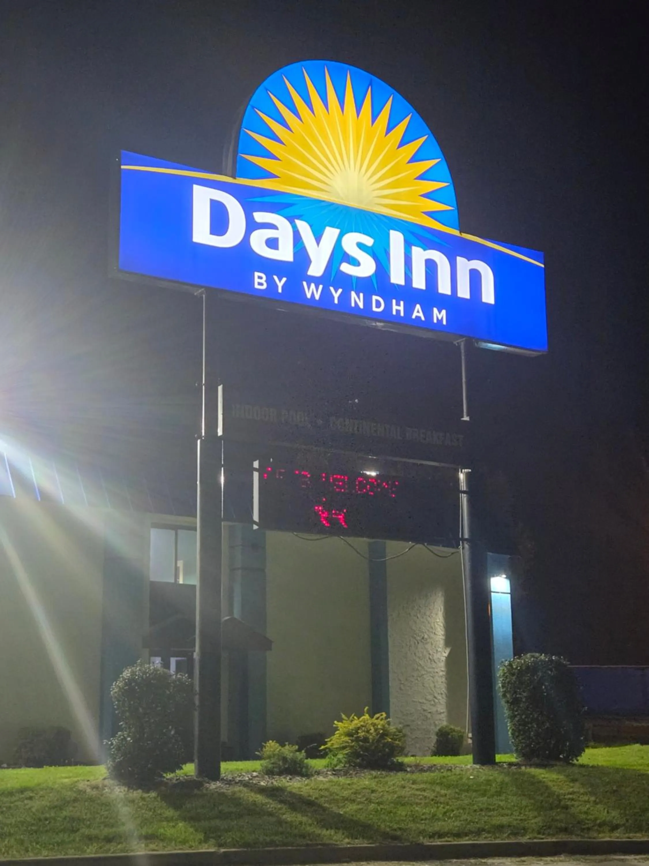 Logo/Certificate/Sign in Days Inn by Wyndham Portage Cascade Mountain area