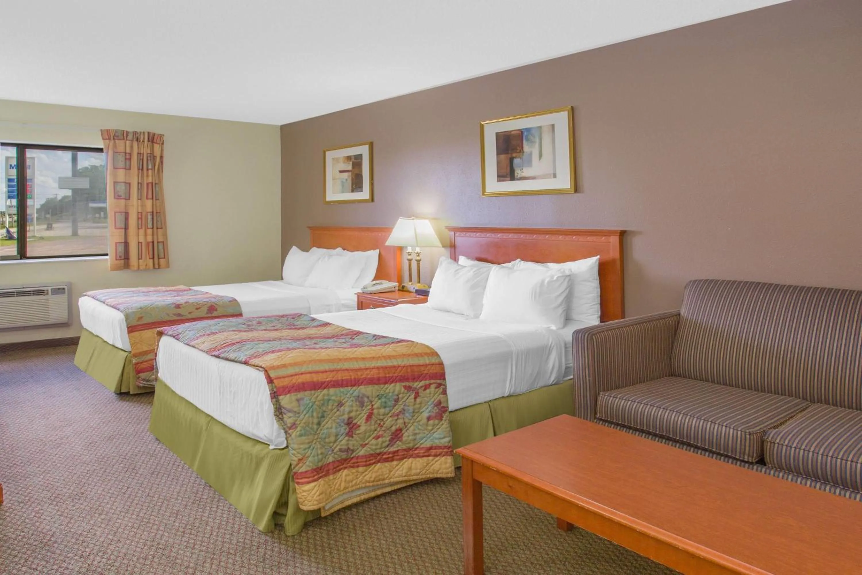 Photo of the whole room, Bed in Days Inn by Wyndham Portage Cascade Mountain area