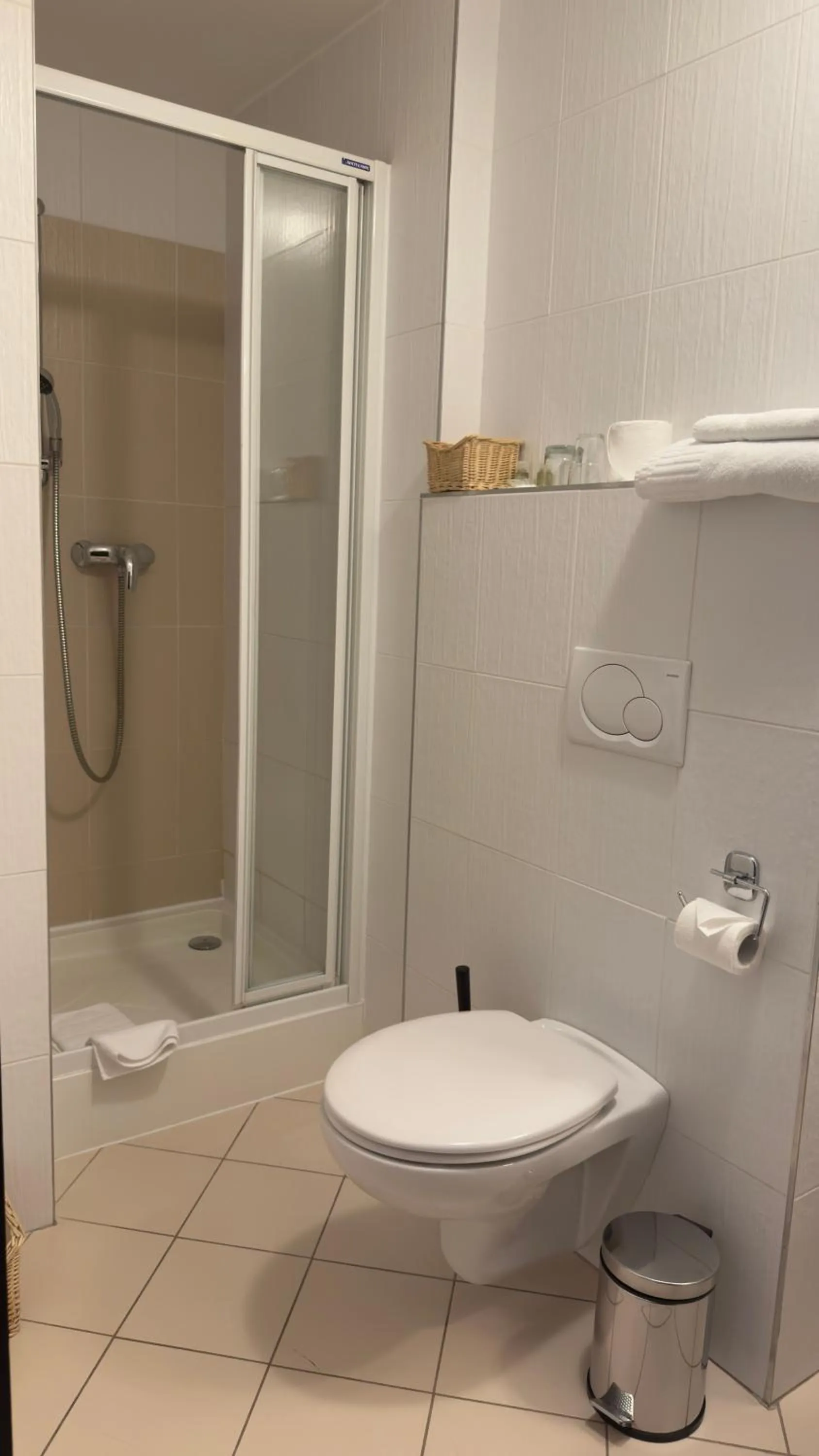 Shower in Aston Hotel