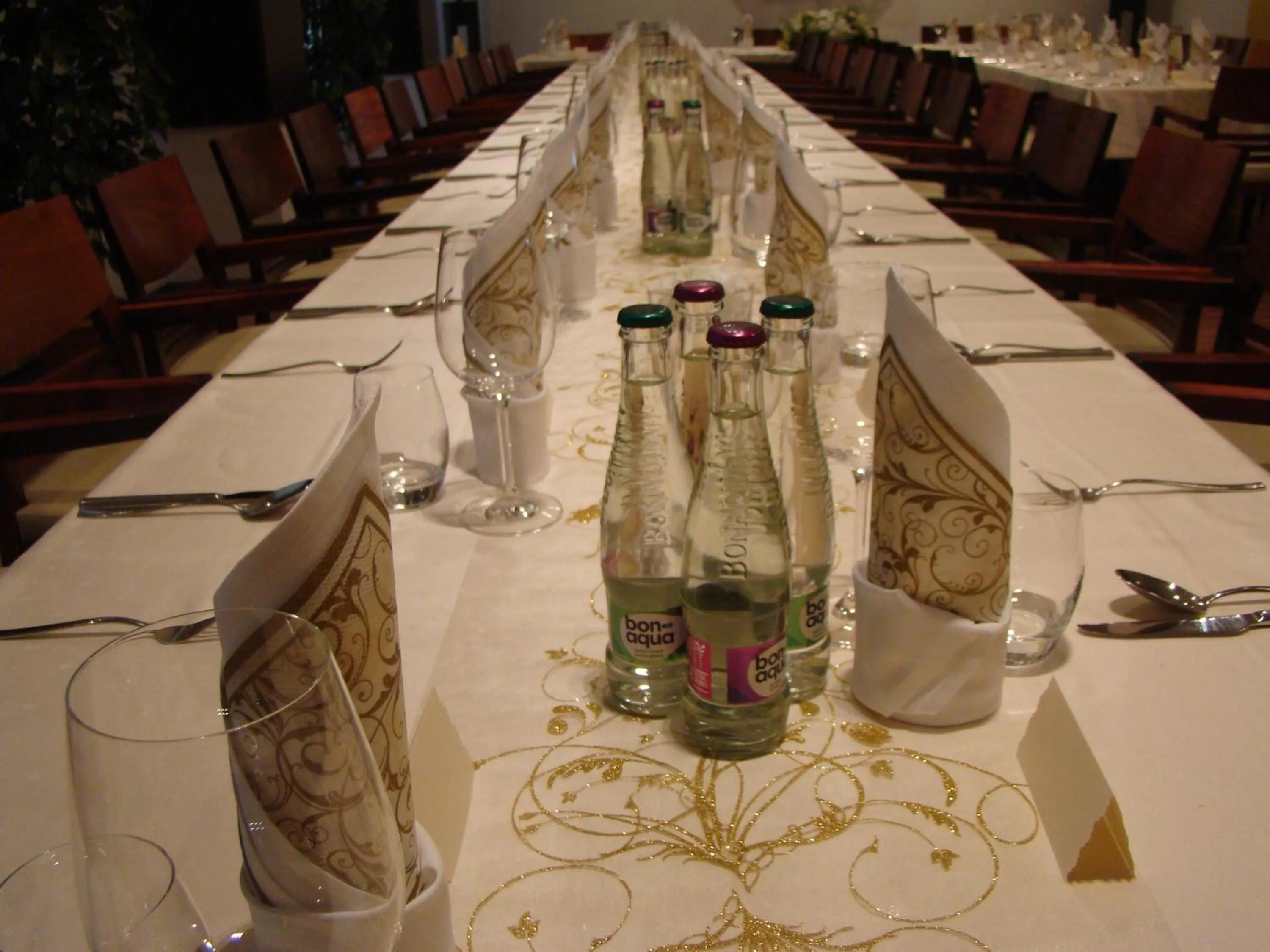 Restaurant/places to eat in Aston Hotel