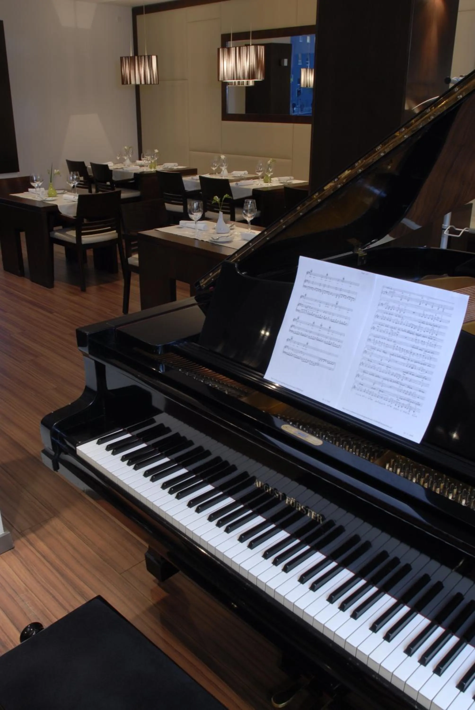 Restaurant/places to eat in Aston Hotel