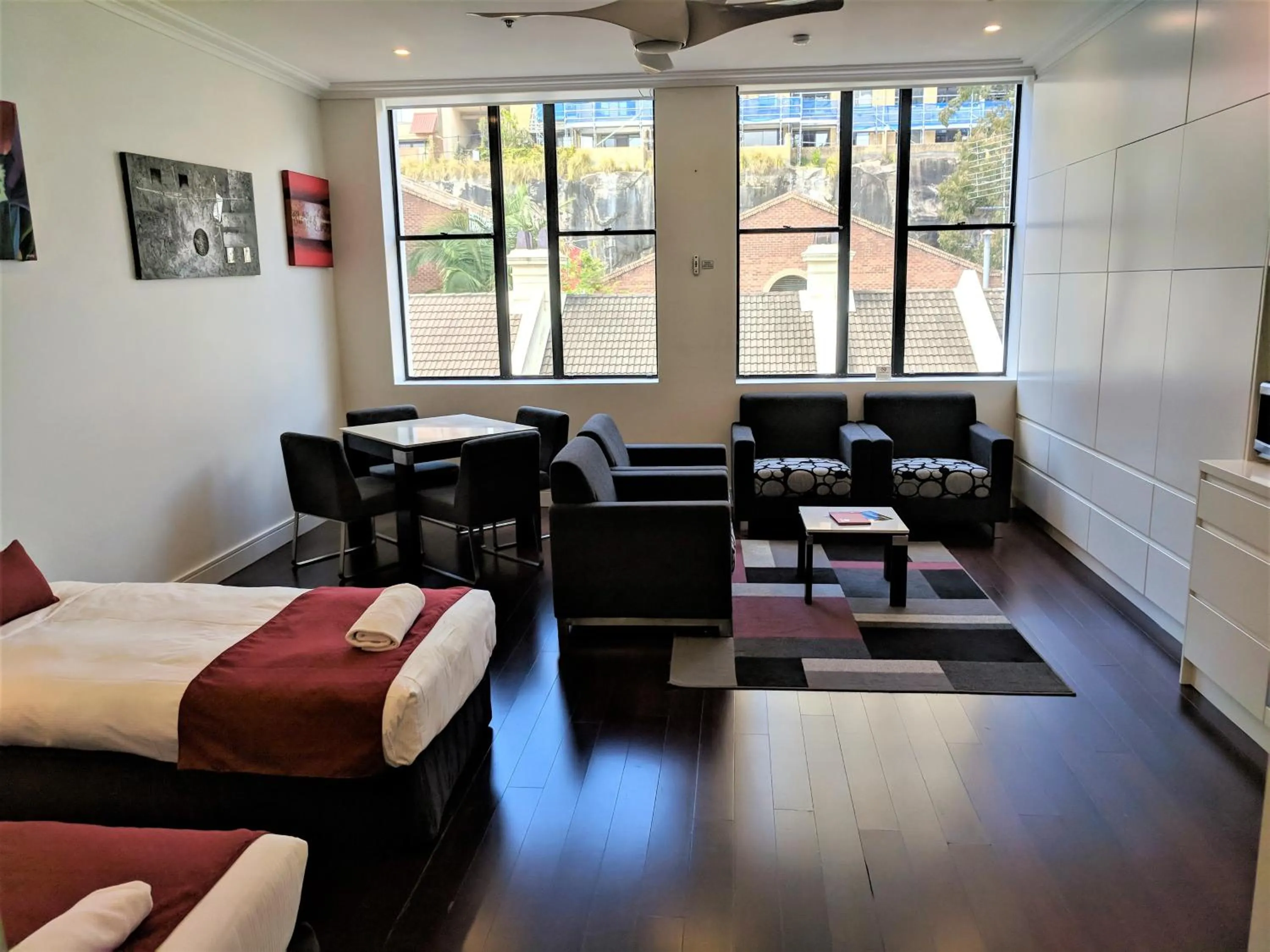 Living room, Bed in Nesuto Woolloomooloo