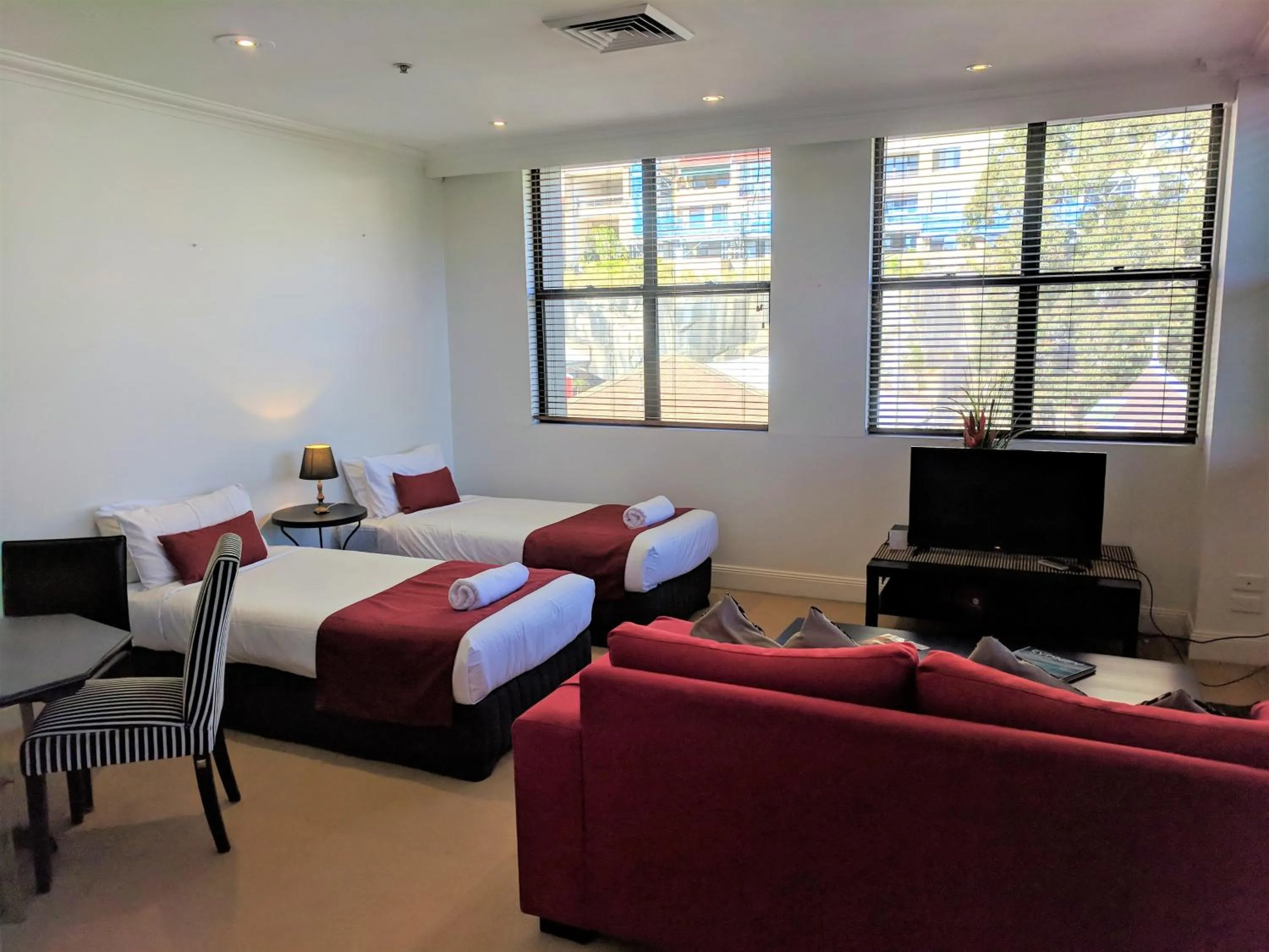 Living room, Bed in Nesuto Woolloomooloo