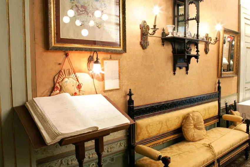 Decorative detail in Casa Raffaele Conforti