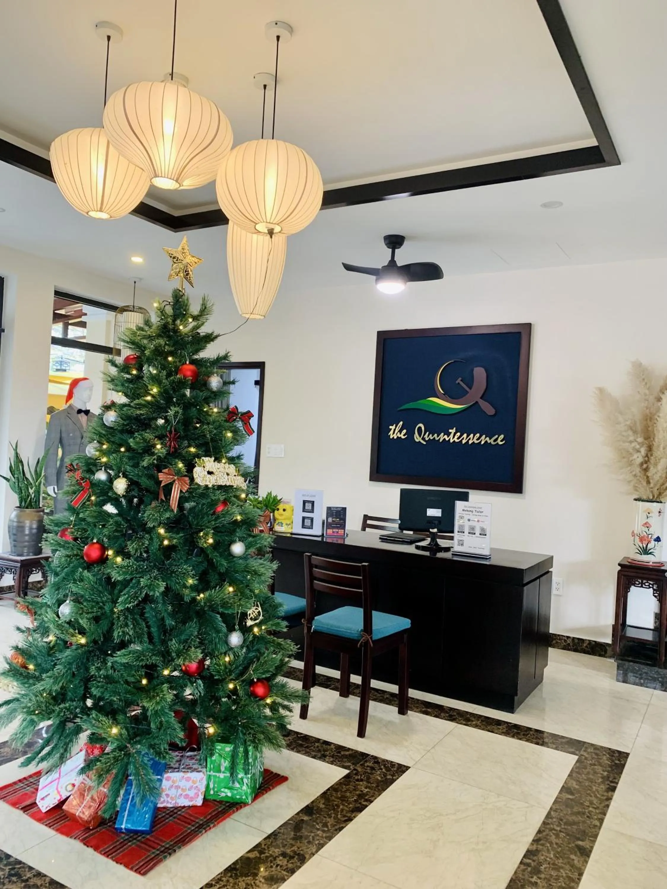 Communal lounge/ TV room in The Quin Riverside Villa