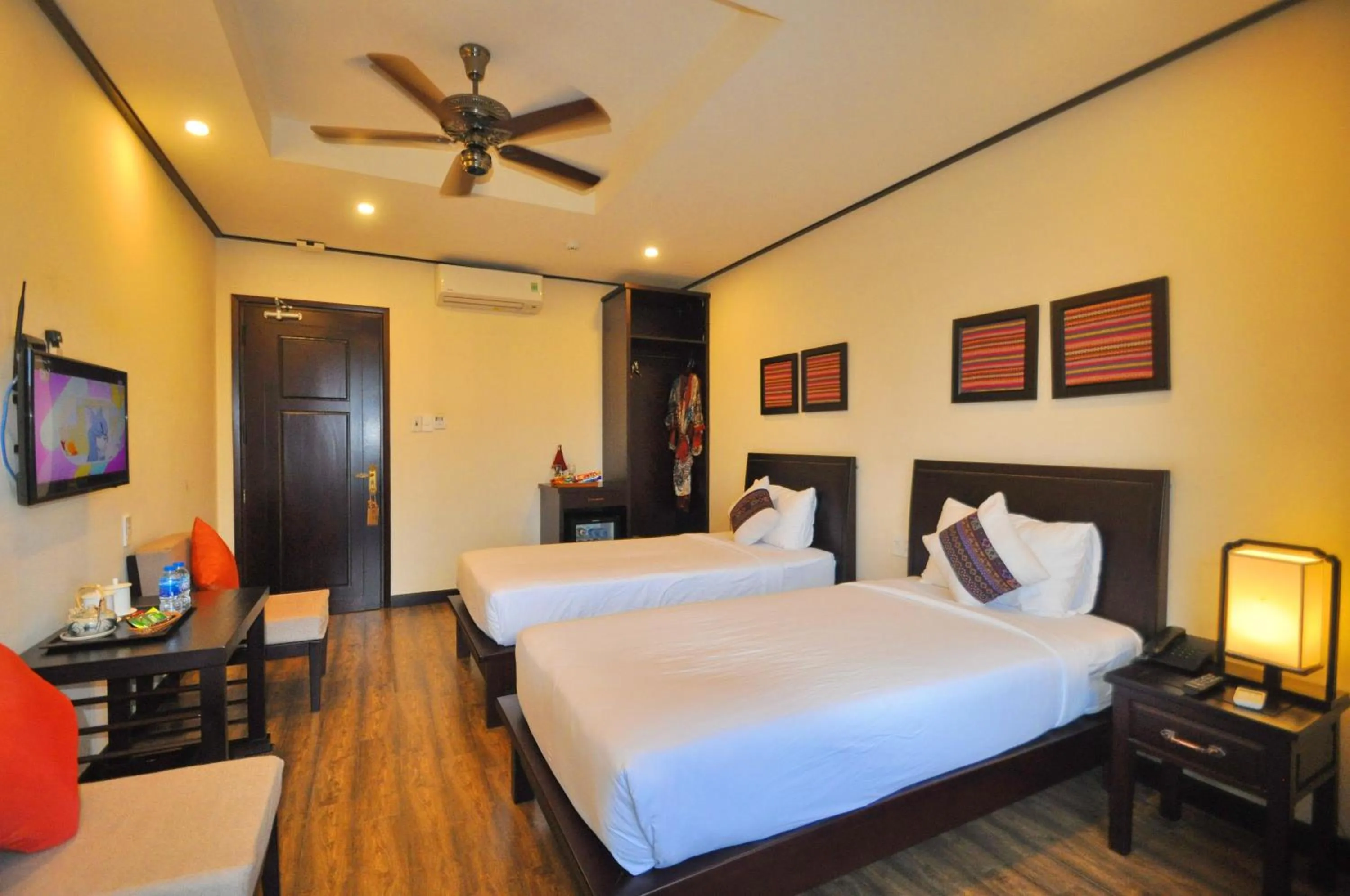 Photo of the whole room, Bed in The Quin Riverside Villa