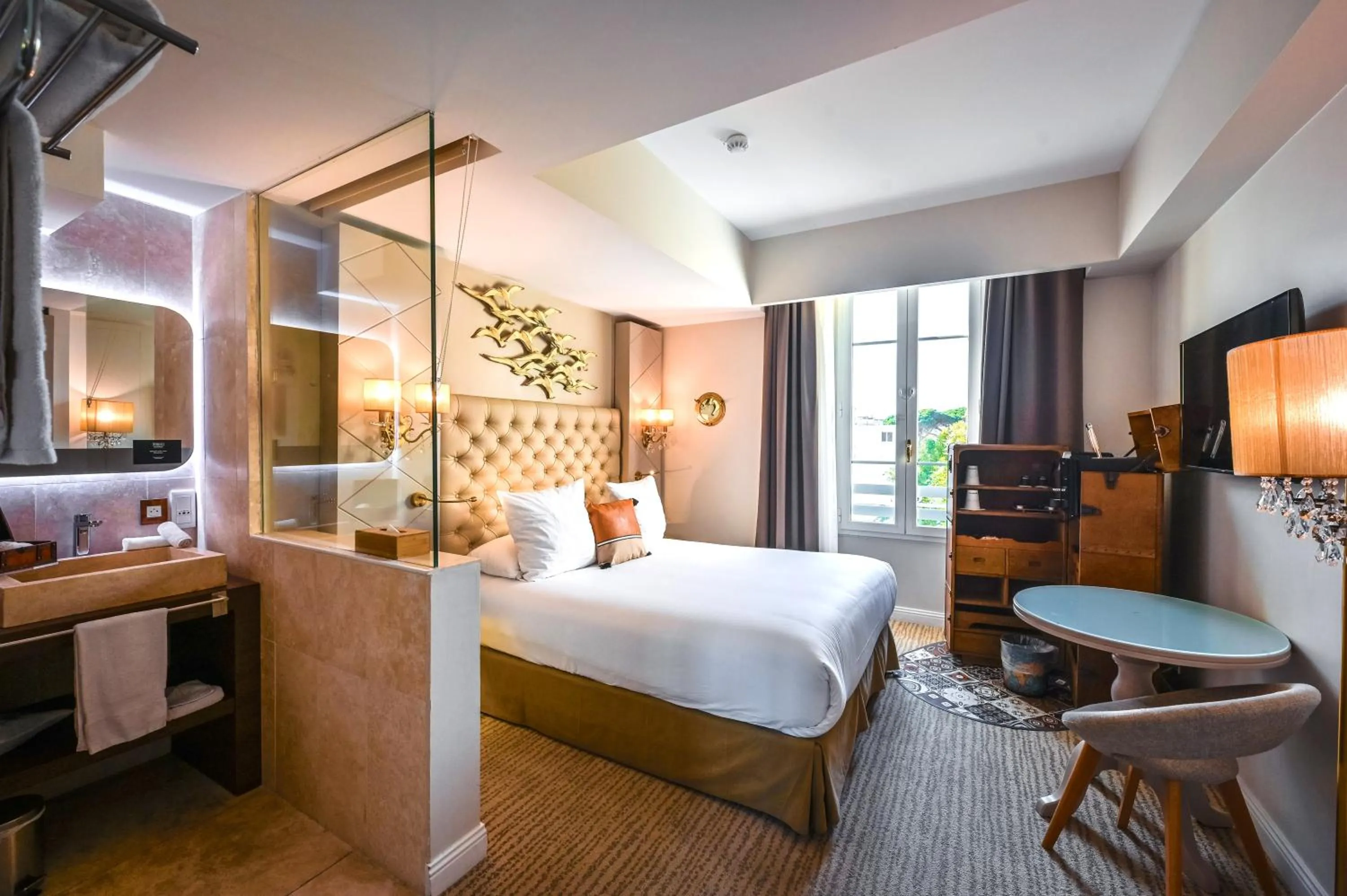 Bed in Grand Hotel Des Sablettes Plage, Curio Collection By Hilton