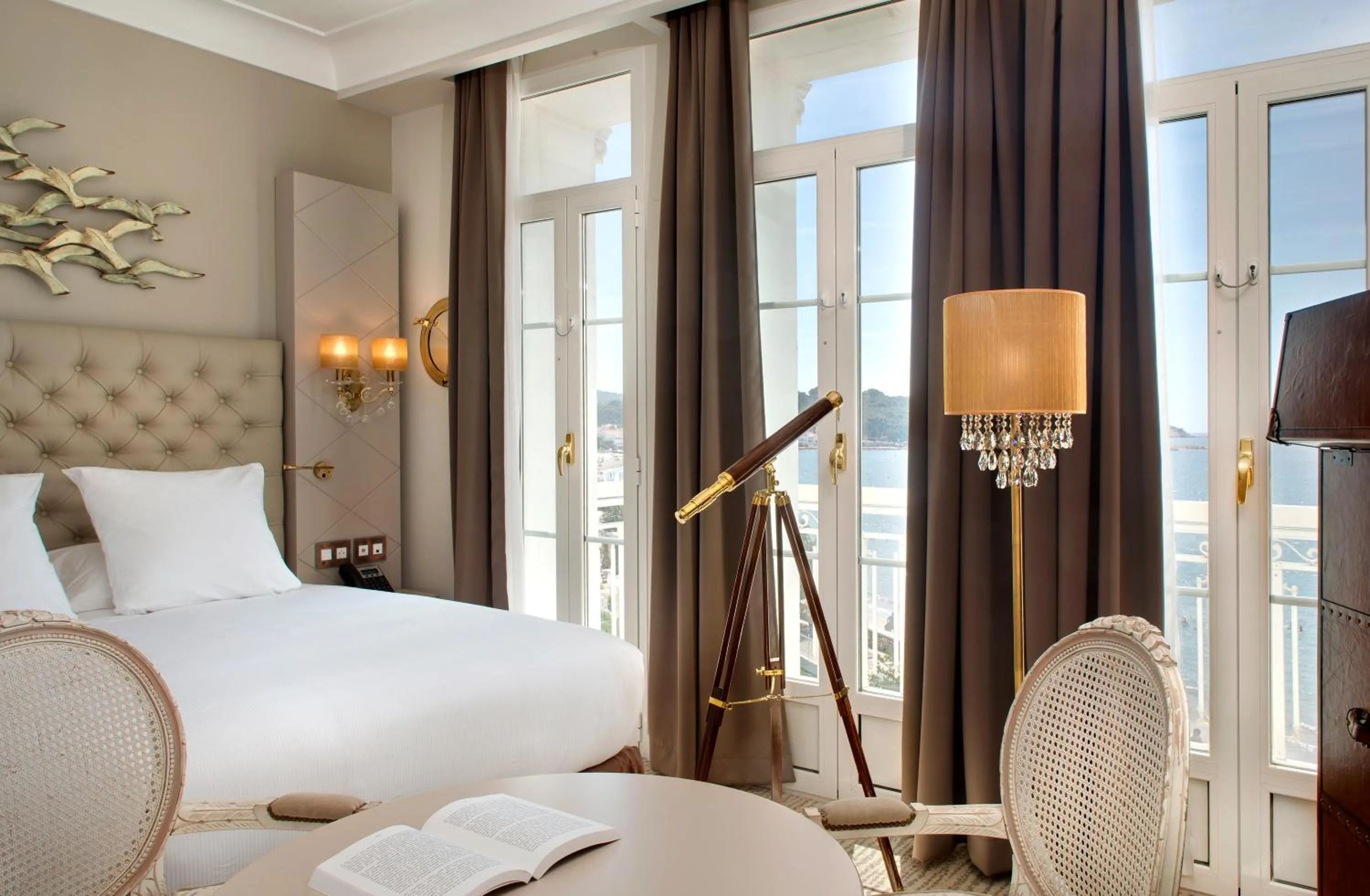 Bed in Grand Hotel Des Sablettes Plage, Curio Collection By Hilton