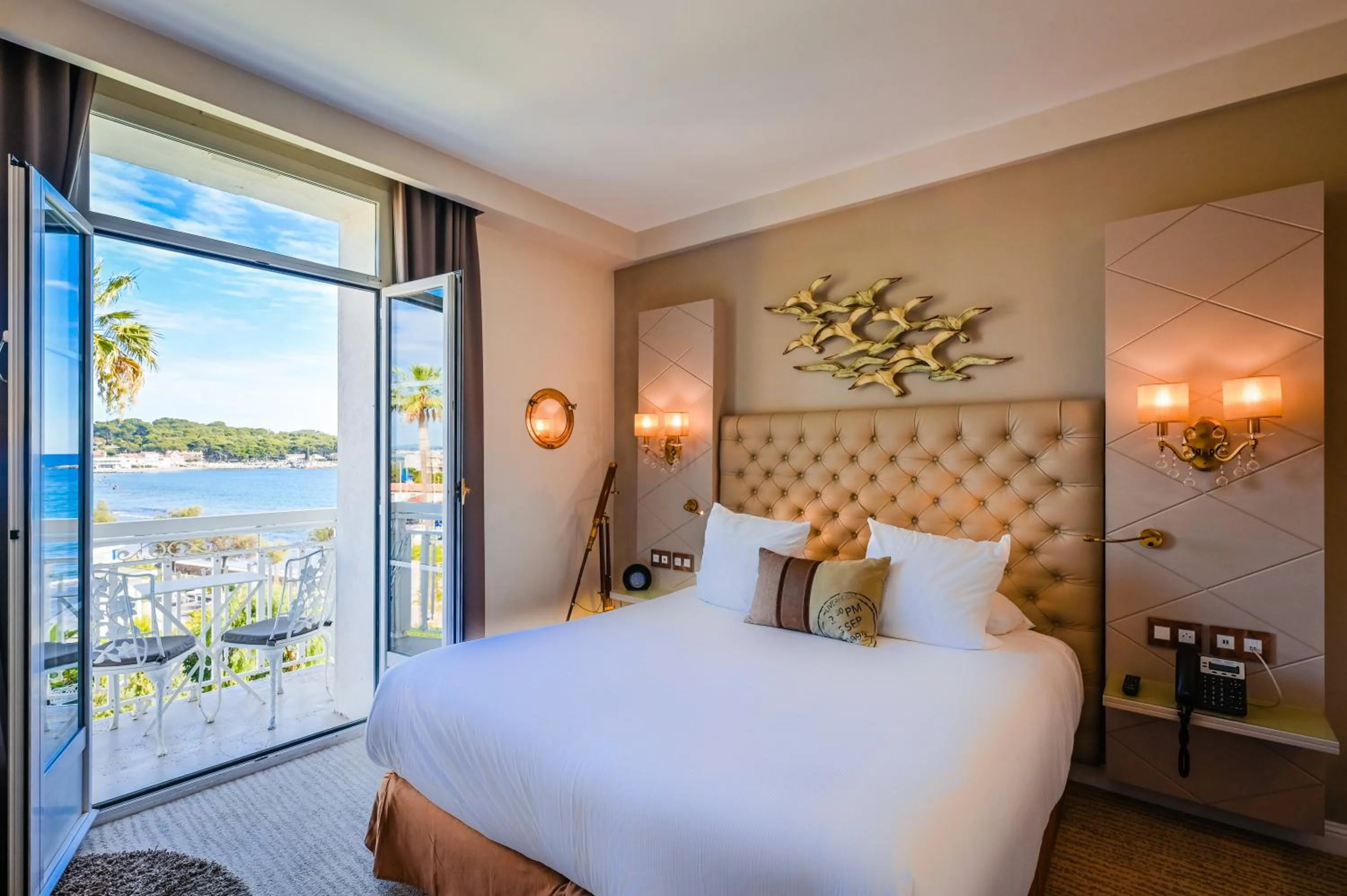 Bed in Grand Hotel Des Sablettes Plage, Curio Collection By Hilton