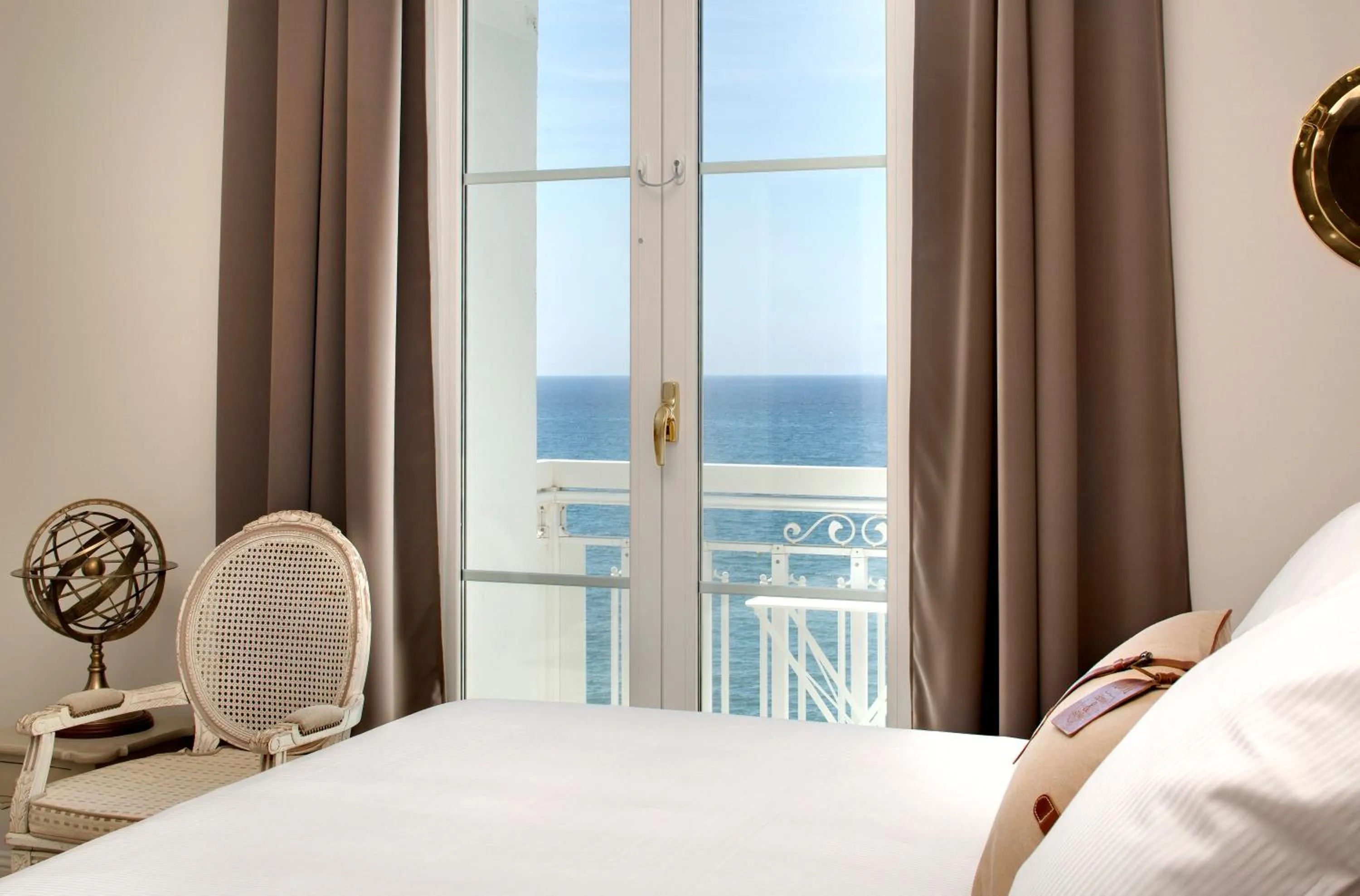 Bed in Grand Hotel Des Sablettes Plage, Curio Collection By Hilton