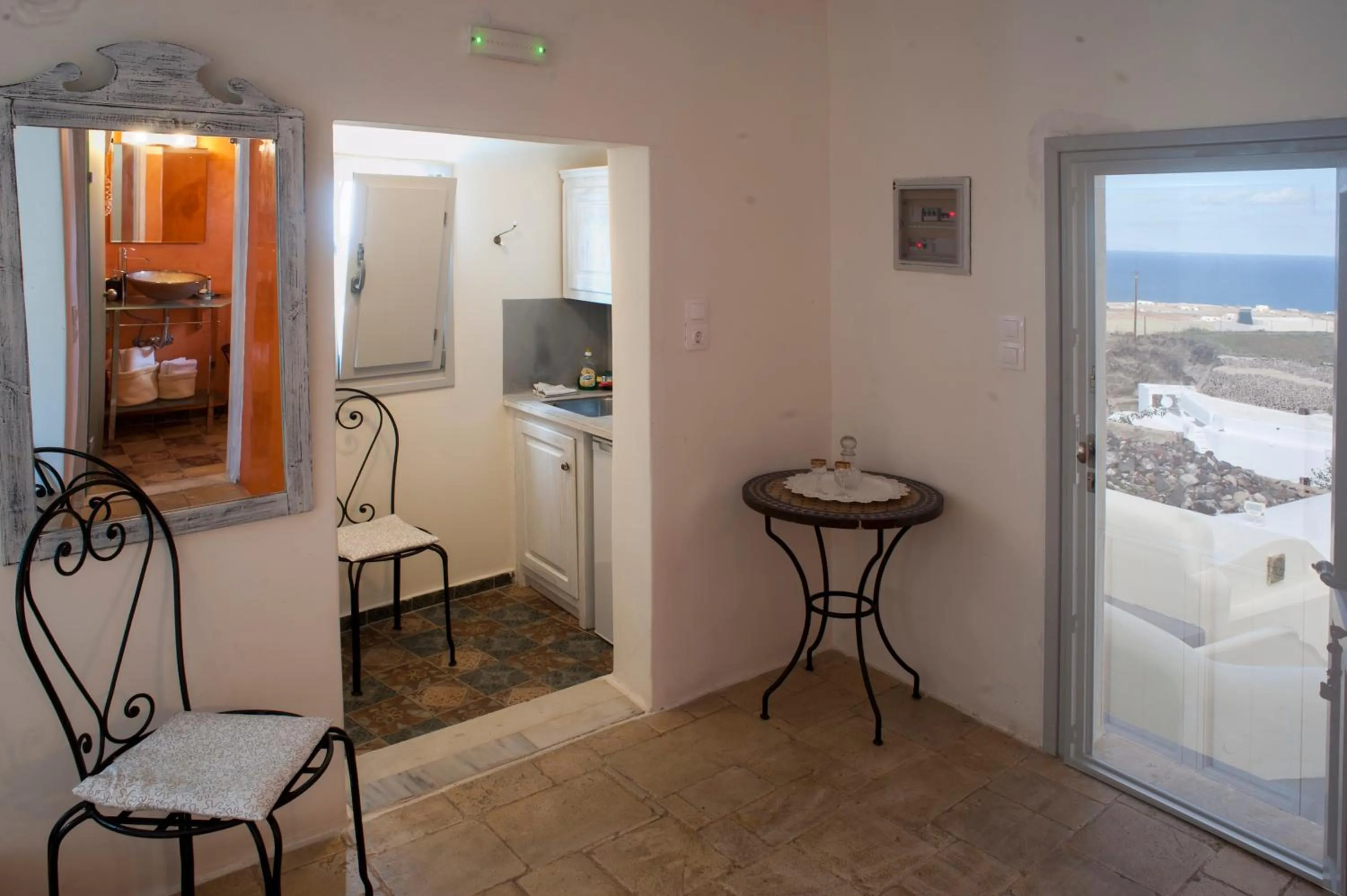 Coffee/tea facilities in Heliophos Boutique Caves