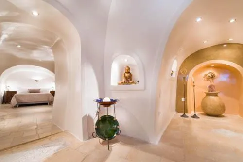 Decorative detail in Heliophos Boutique Caves