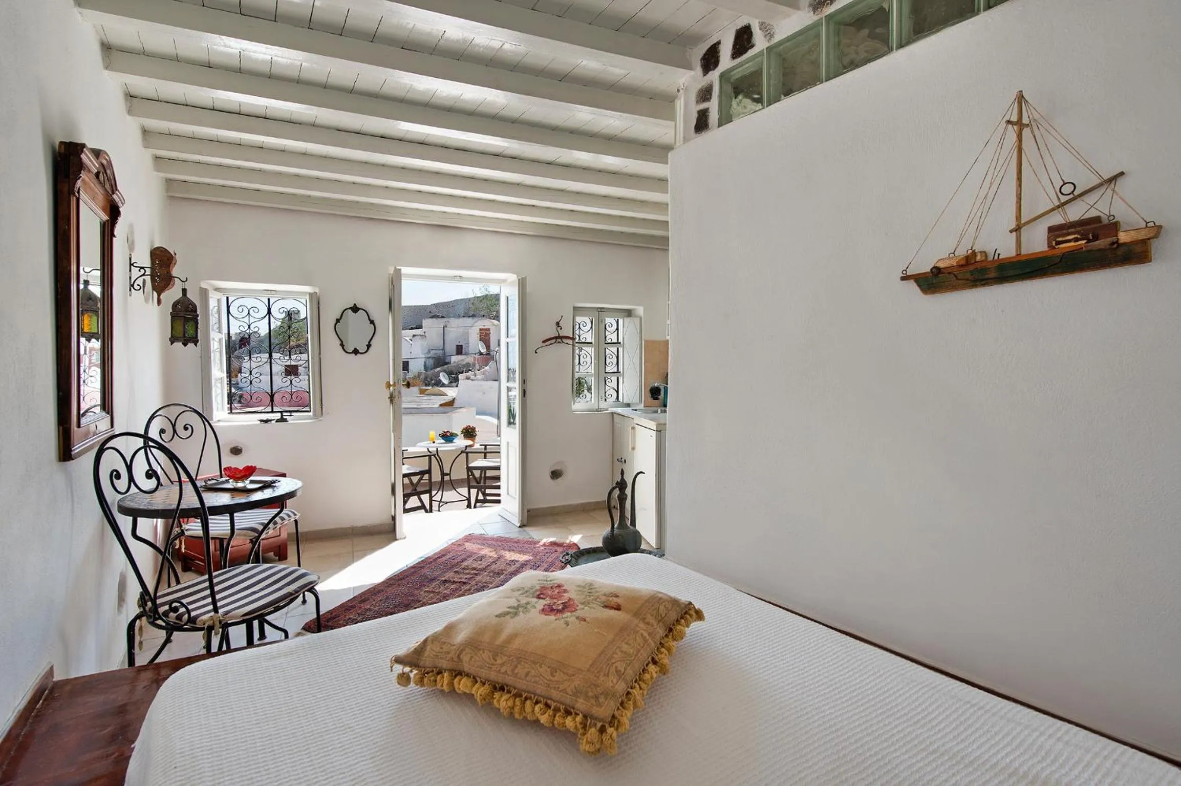 Photo of the whole room, Bed in Heliophos Boutique Caves