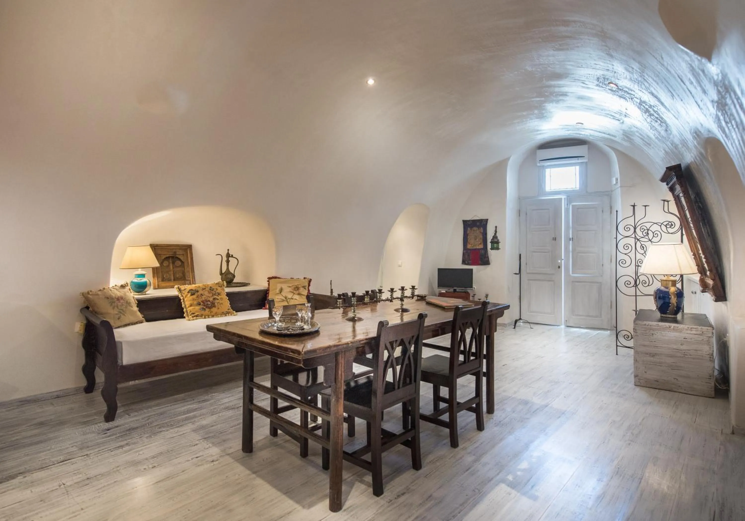 Dining area in Heliophos Boutique Caves