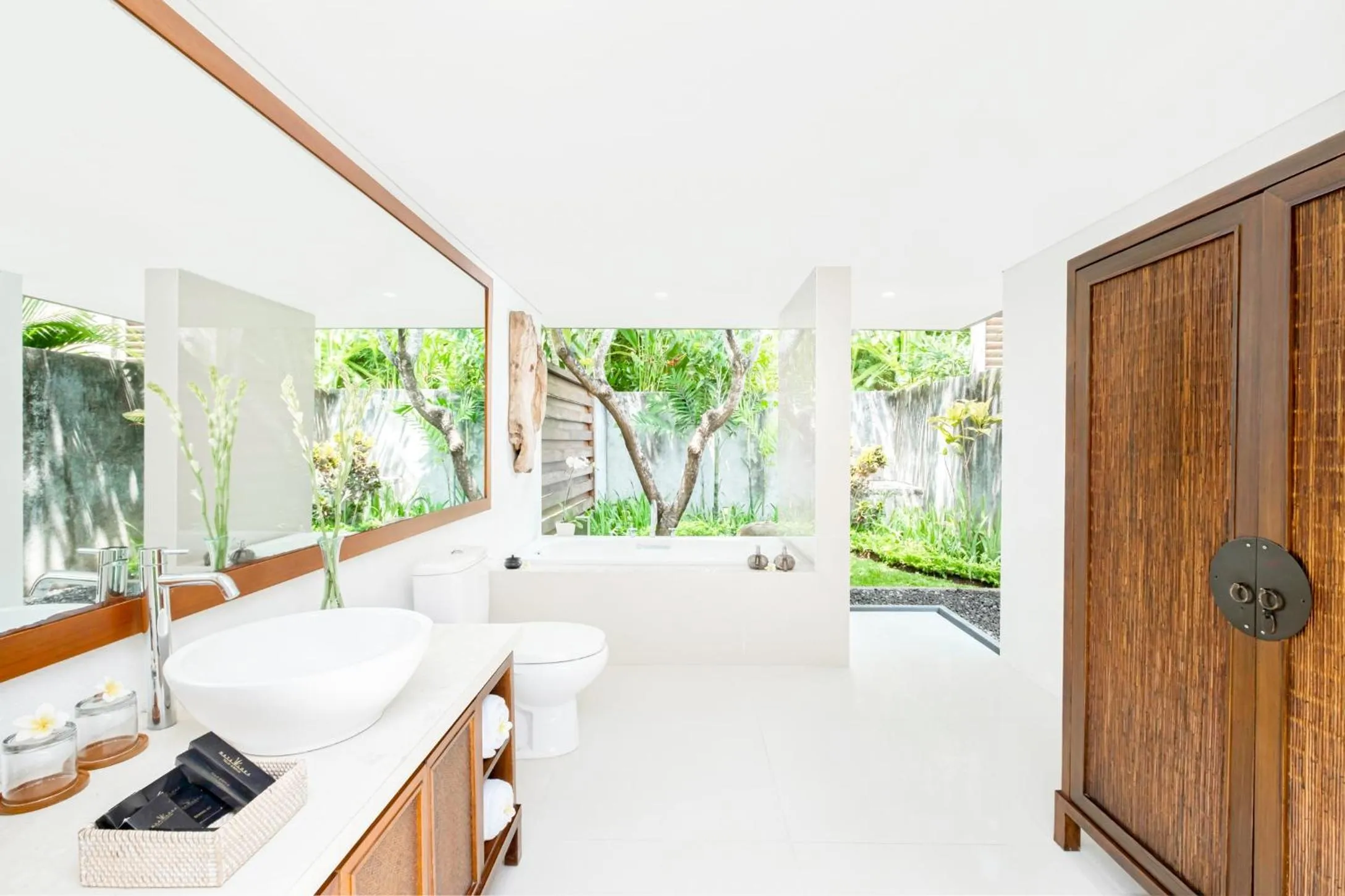 Garden in Mayaloka Villas Seminyak