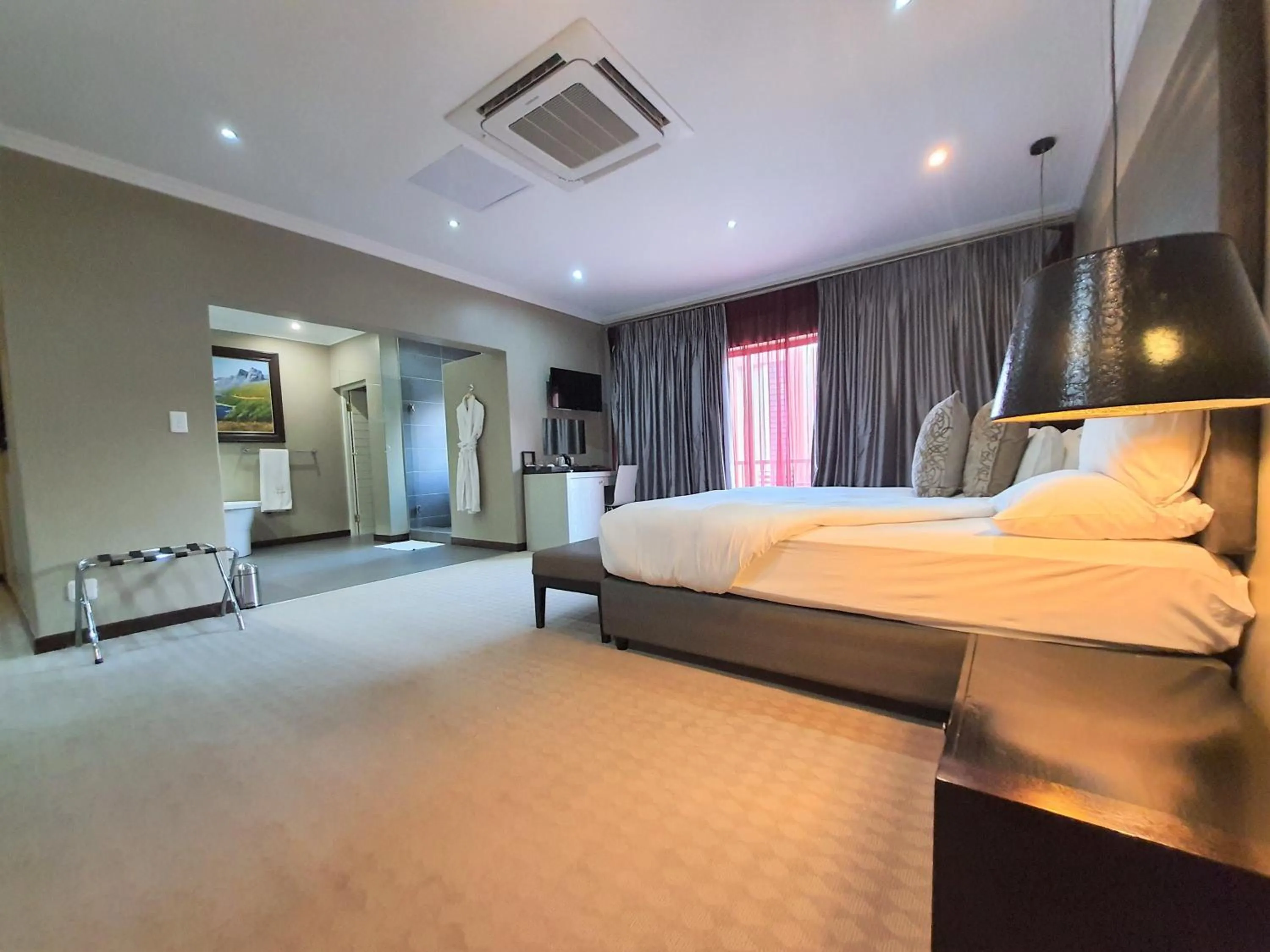 Bathroom, Bed in St Andrews Hotel and Spa