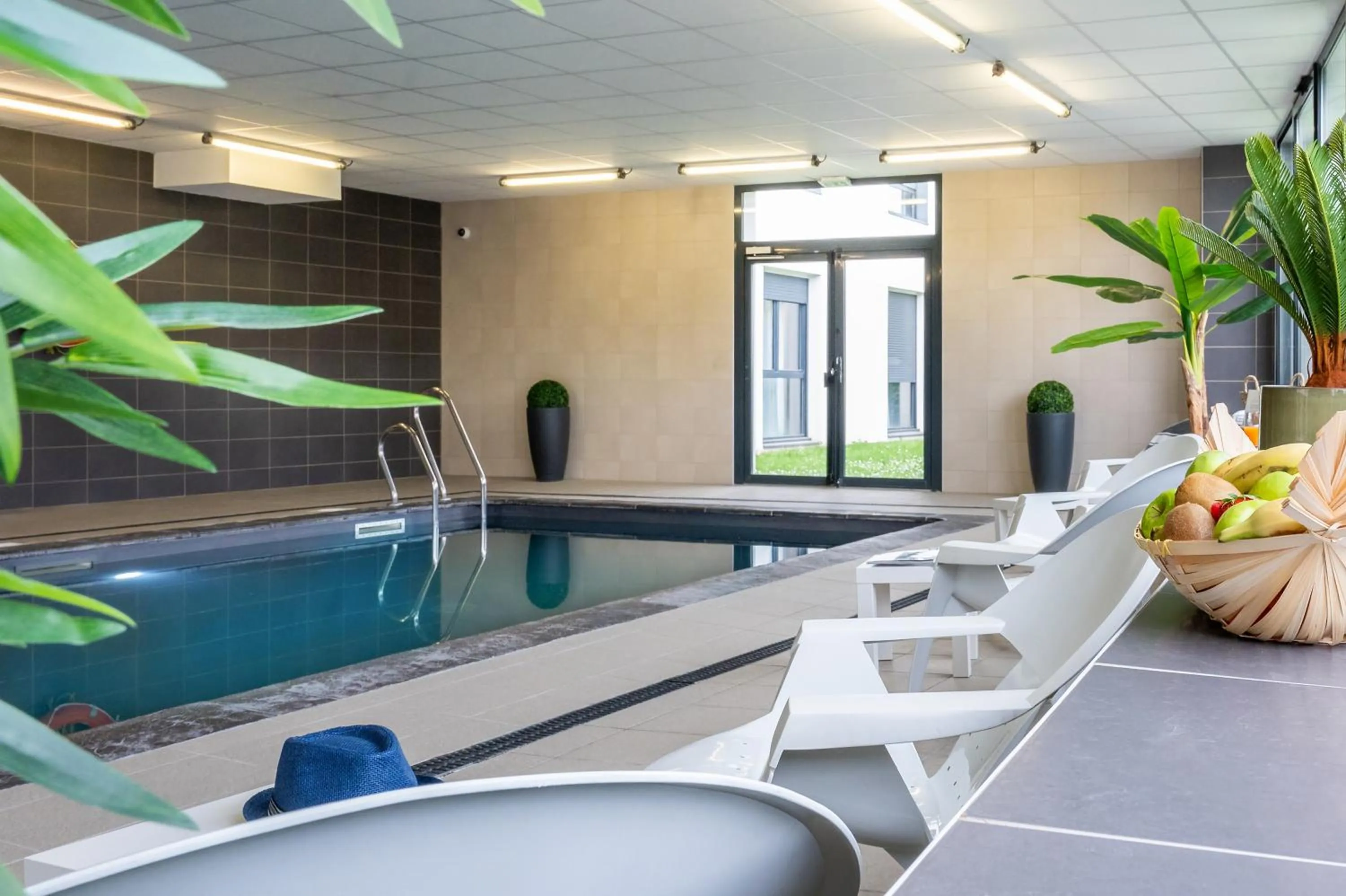 Swimming pool in Nemea Appart Hotel Stadium Bordeaux aéroport