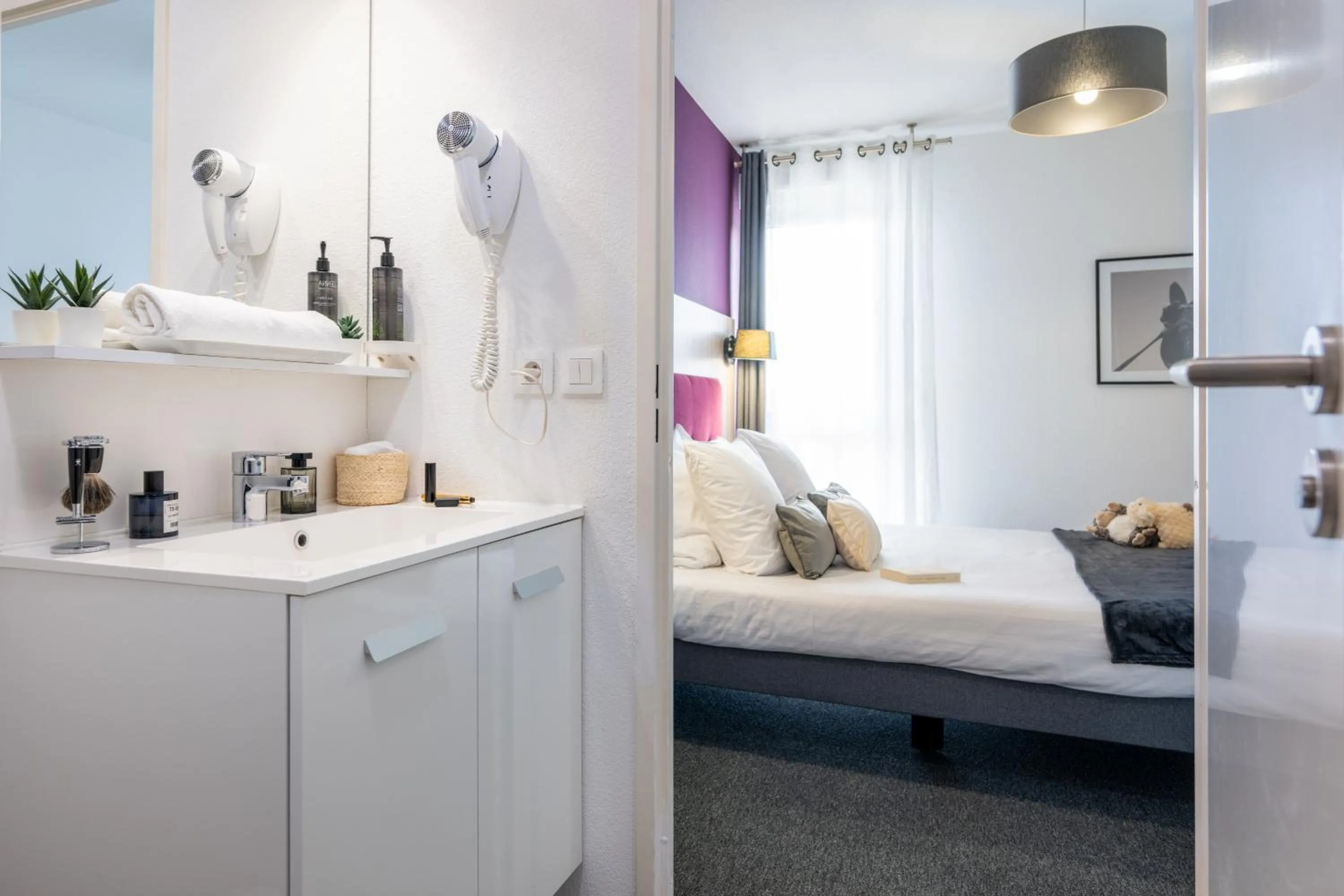 Bathroom, Bed in Nemea Appart Hotel Stadium Bordeaux aéroport