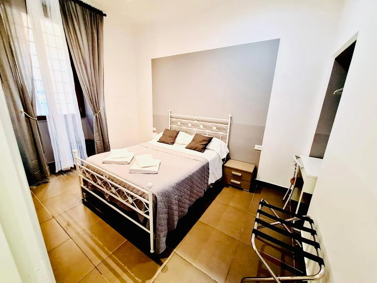 Bedroom, Bed in Legends