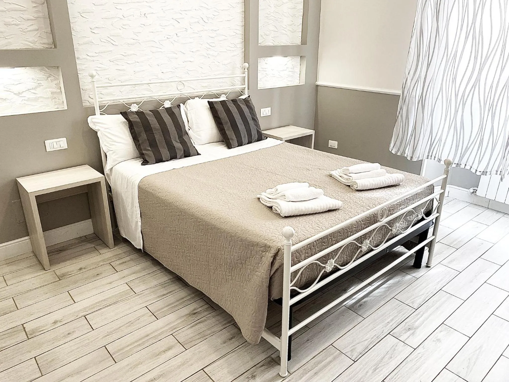 Bedroom, Bed in Legends