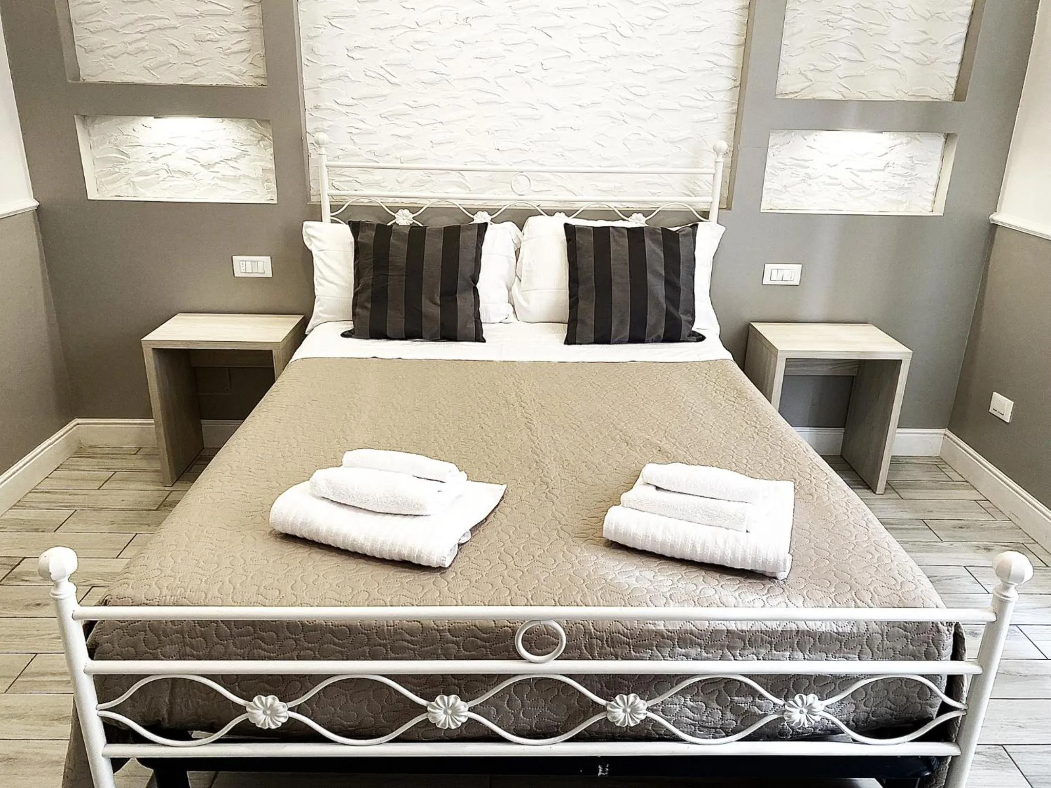 Bedroom, Bed in Legends