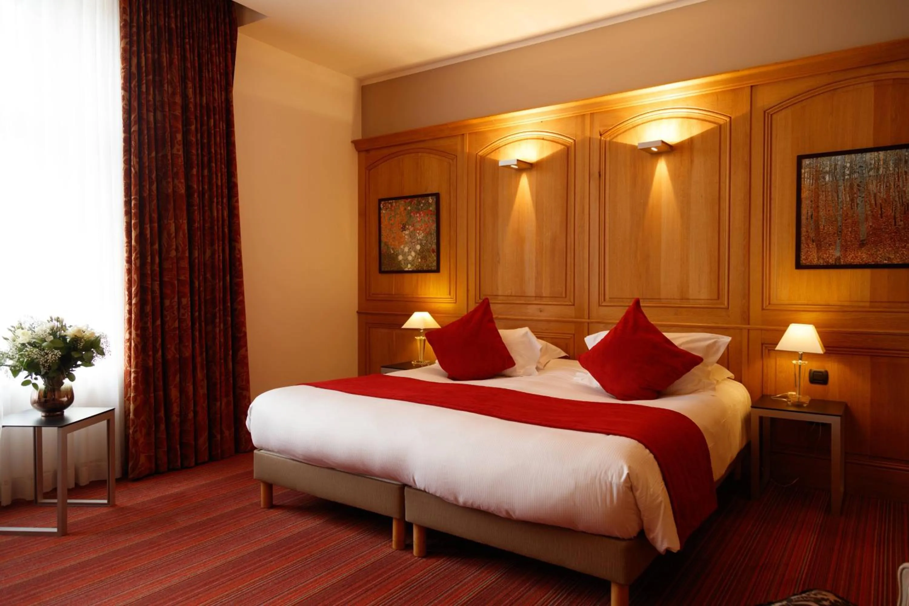 Photo of the whole room, Bed in Hôtel de Bourgtheroulde, Autograph Collection