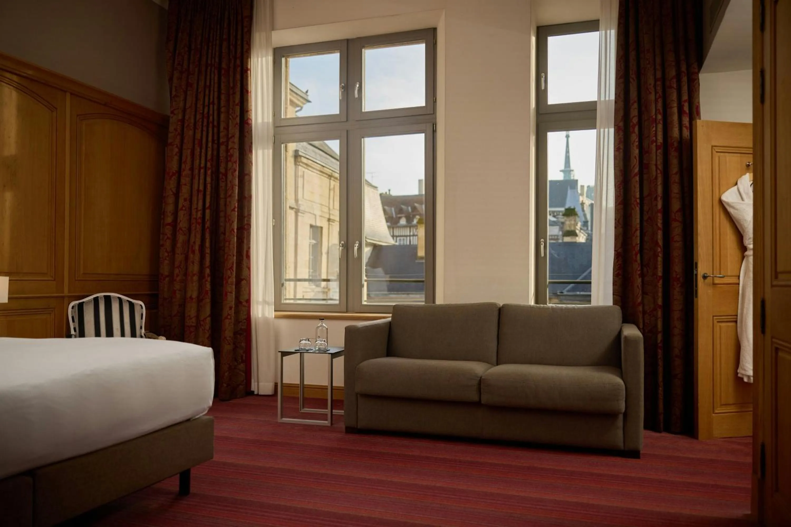 Bathroom, Bed in Hôtel de Bourgtheroulde, Autograph Collection