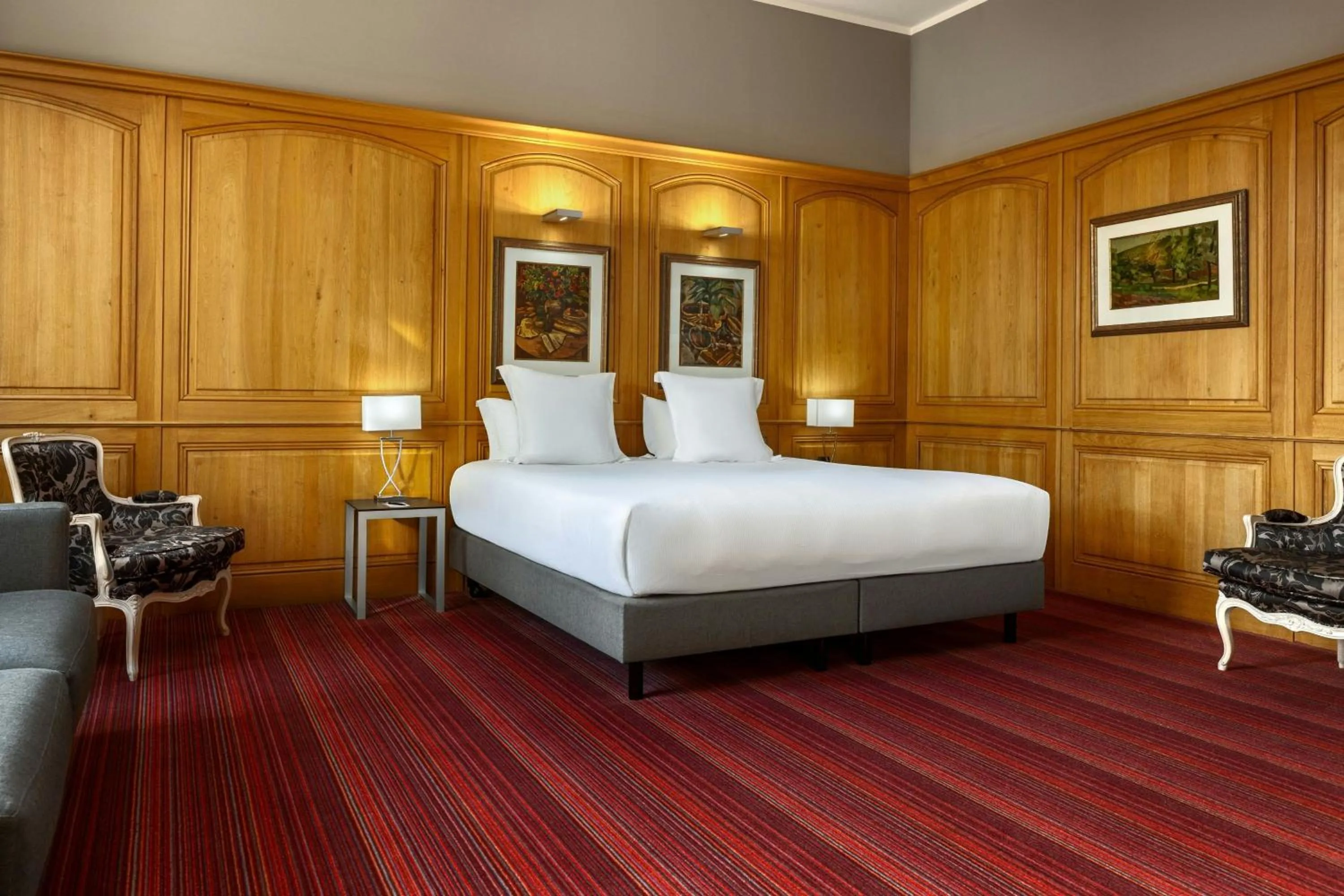 Bathroom, Bed in Hôtel de Bourgtheroulde, Autograph Collection