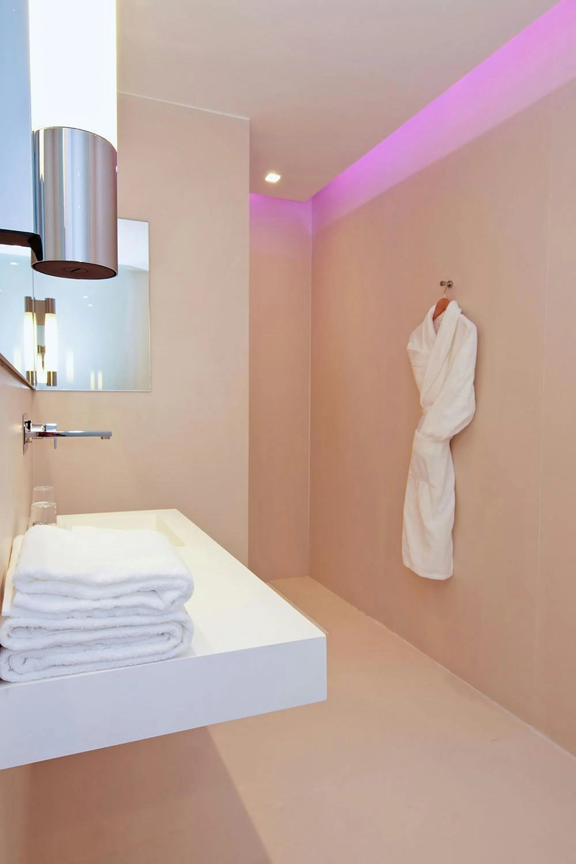 Bathroom in Hôtel de Bourgtheroulde, Autograph Collection