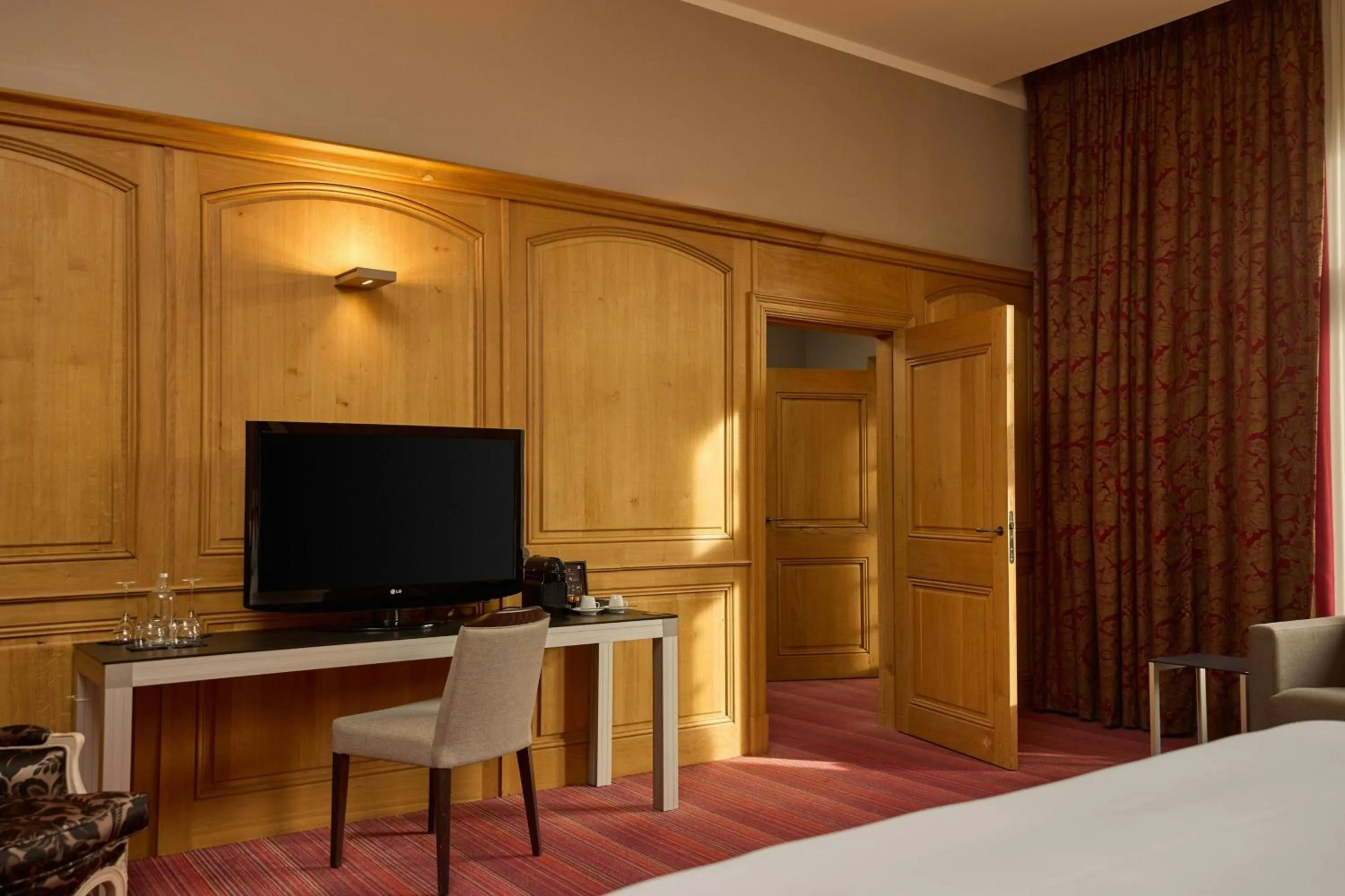 Bathroom, Bed in Hôtel de Bourgtheroulde, Autograph Collection
