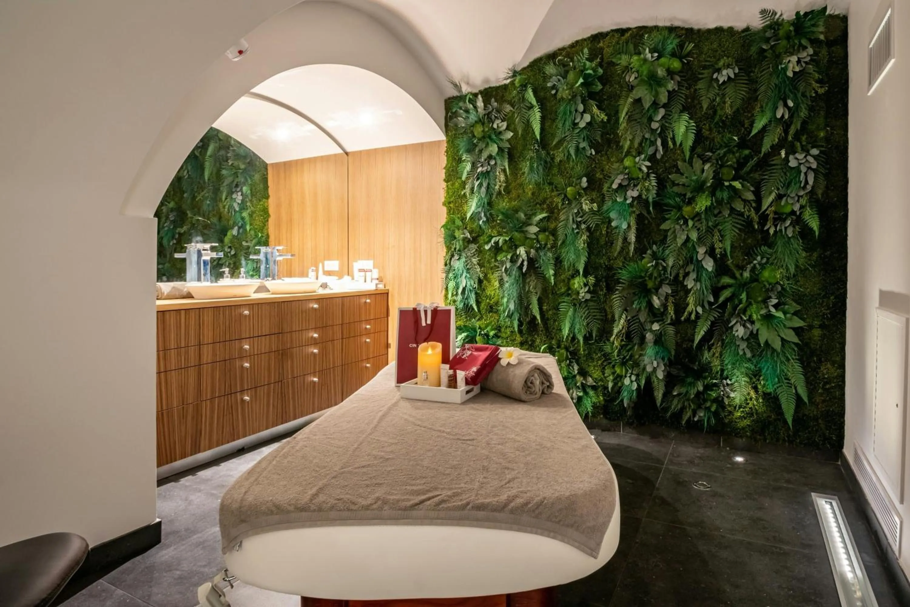 Spa and wellness centre/facilities, Bed in Hôtel de Bourgtheroulde, Autograph Collection