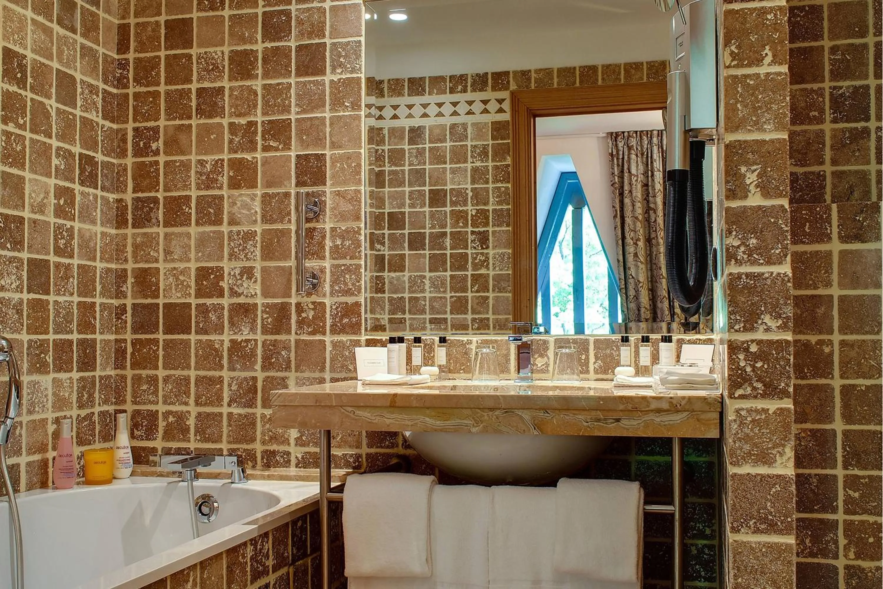 Bathroom in Hôtel de Bourgtheroulde, Autograph Collection