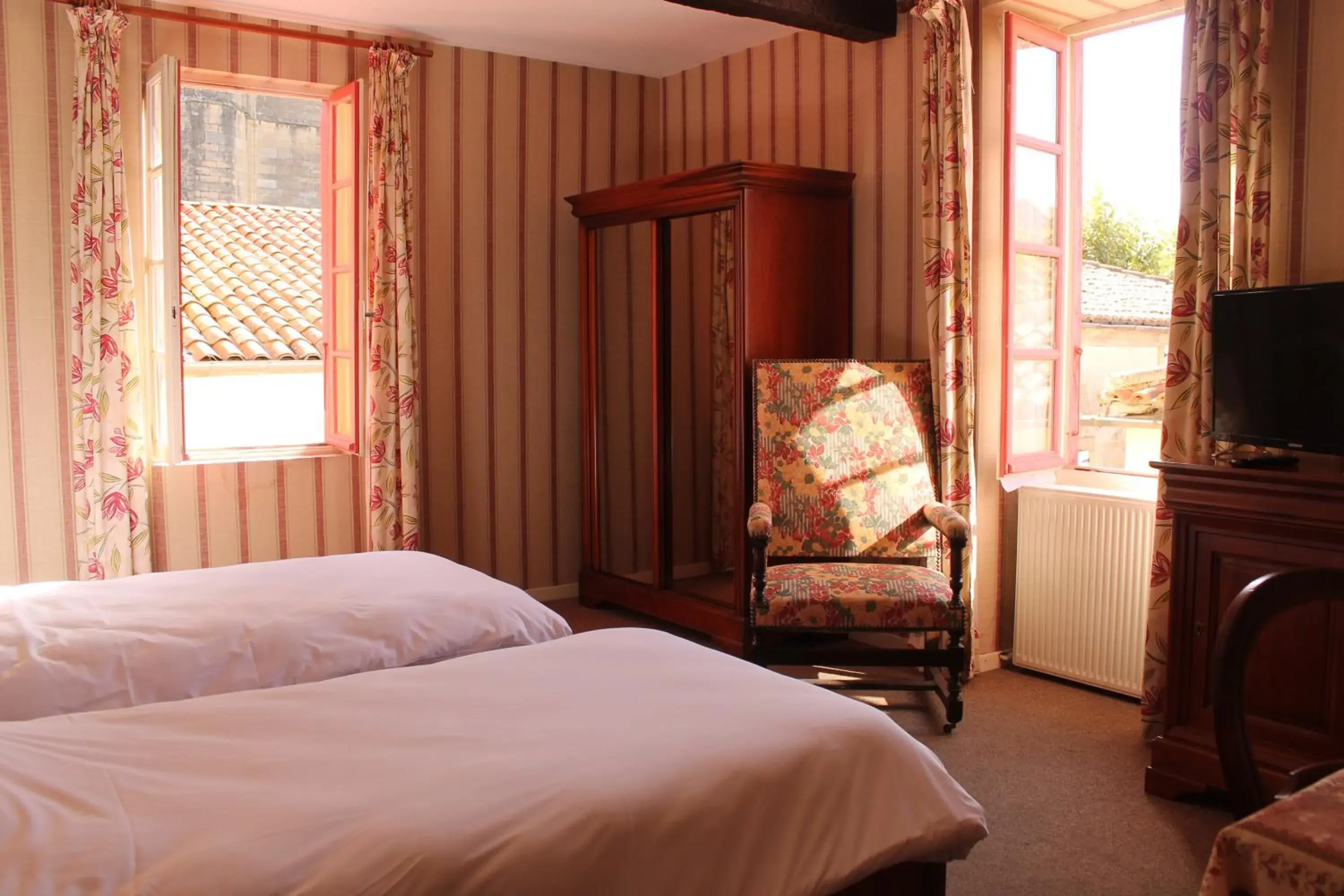 Twin Room in Hôtel Le Commerce Twin Room in Hôtel Le Commerce