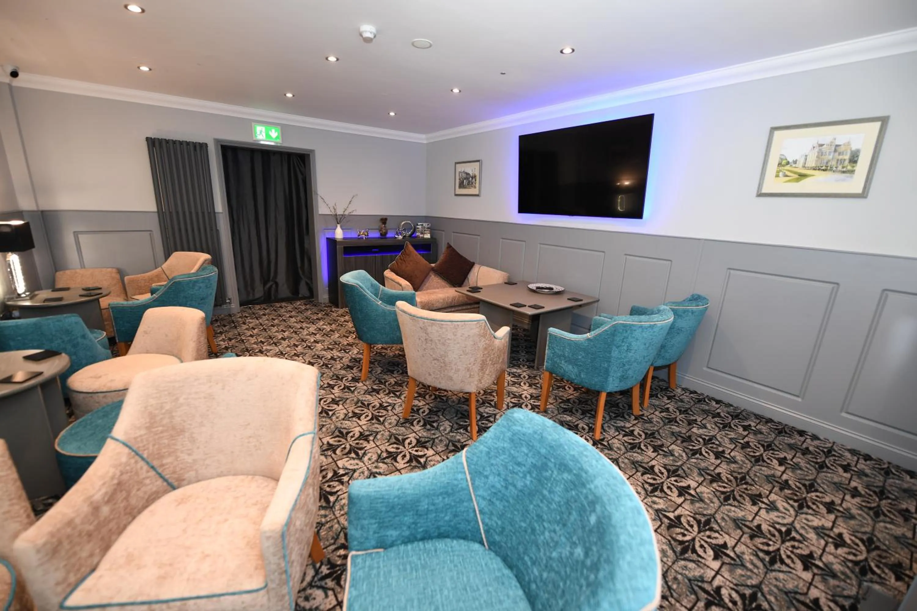 Communal lounge/ TV room in Spanhoe Lodge