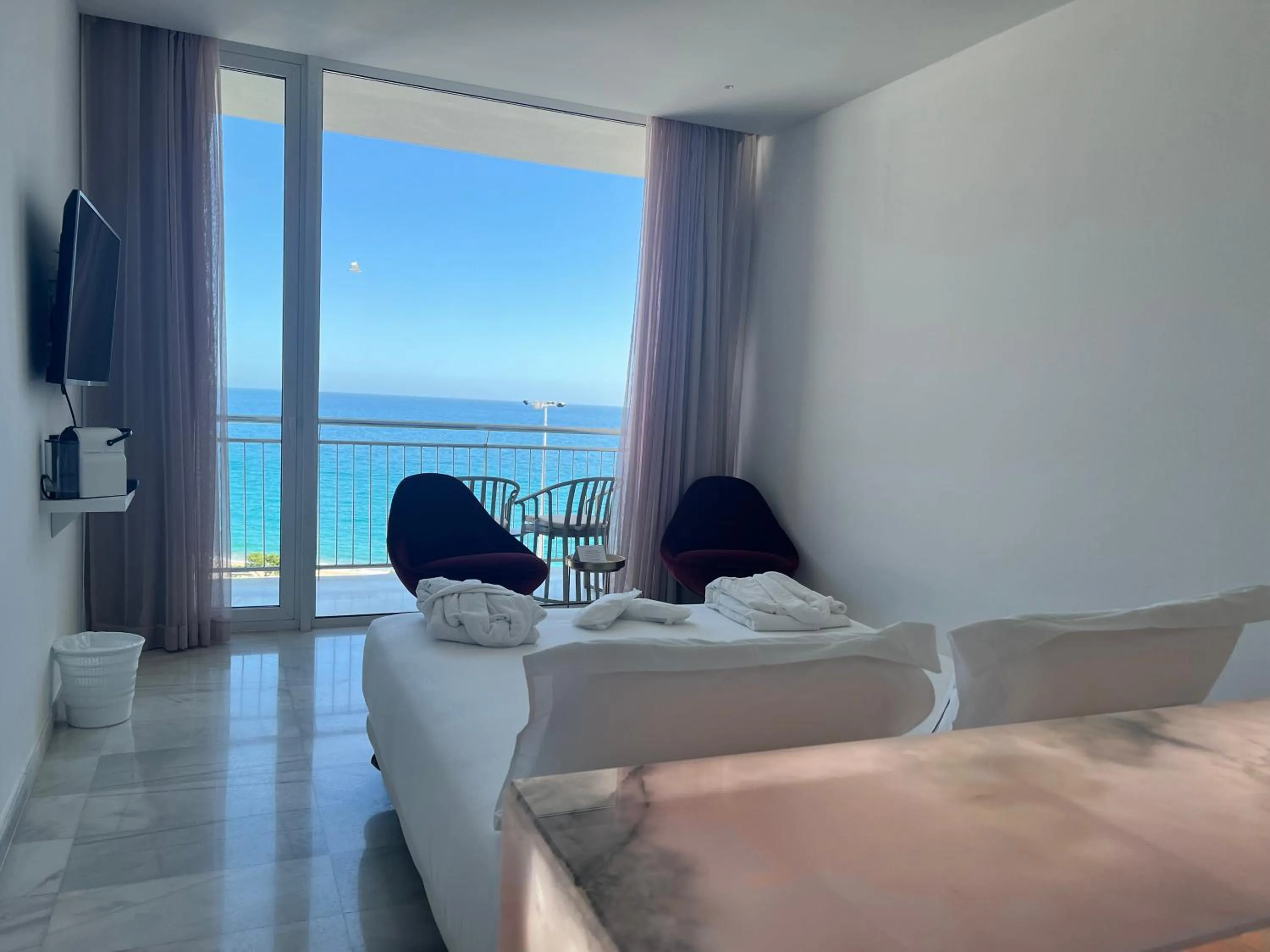 View (from property/room), Bed in Hotel Aromar