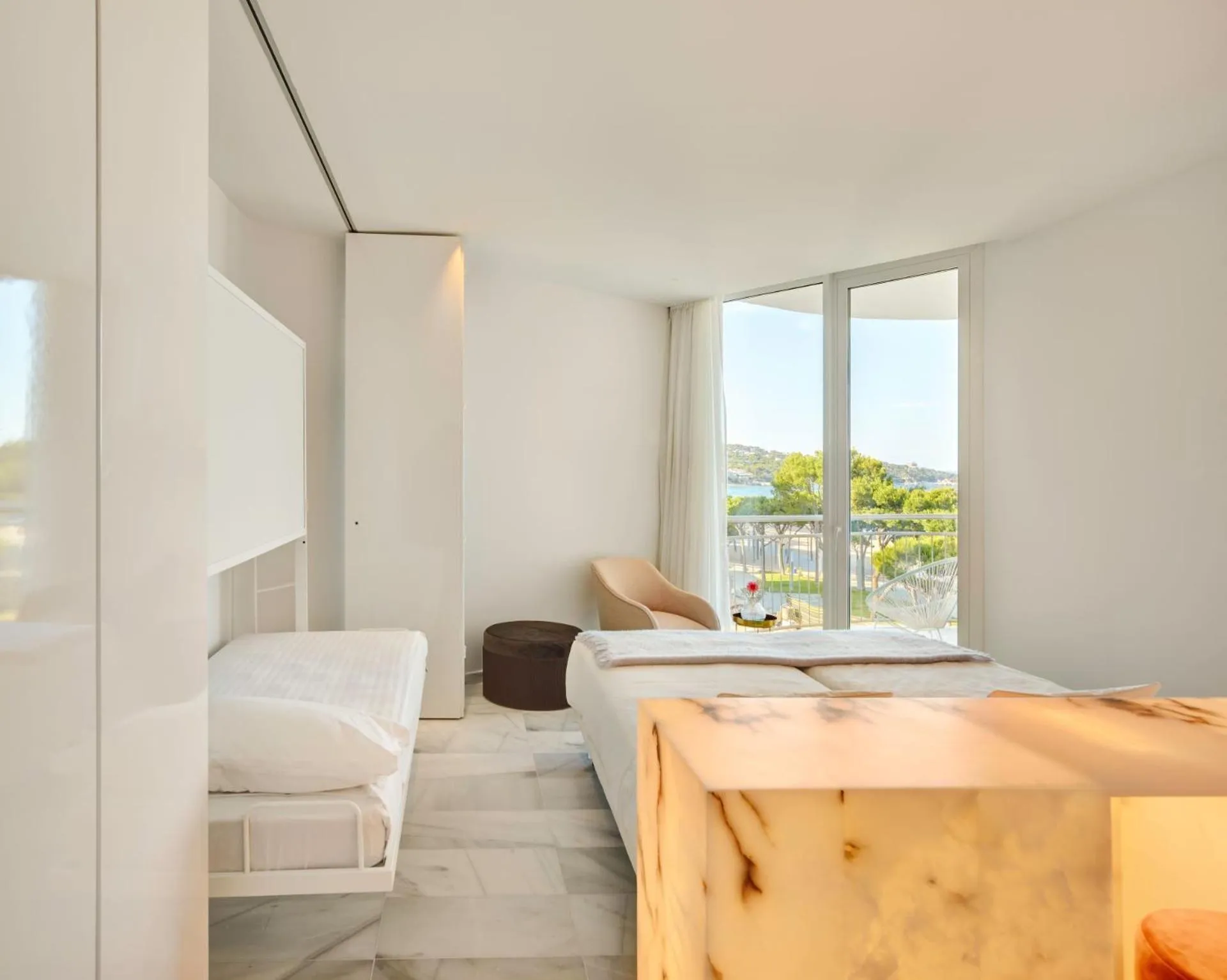 Seating area, Bed in Hotel Aromar