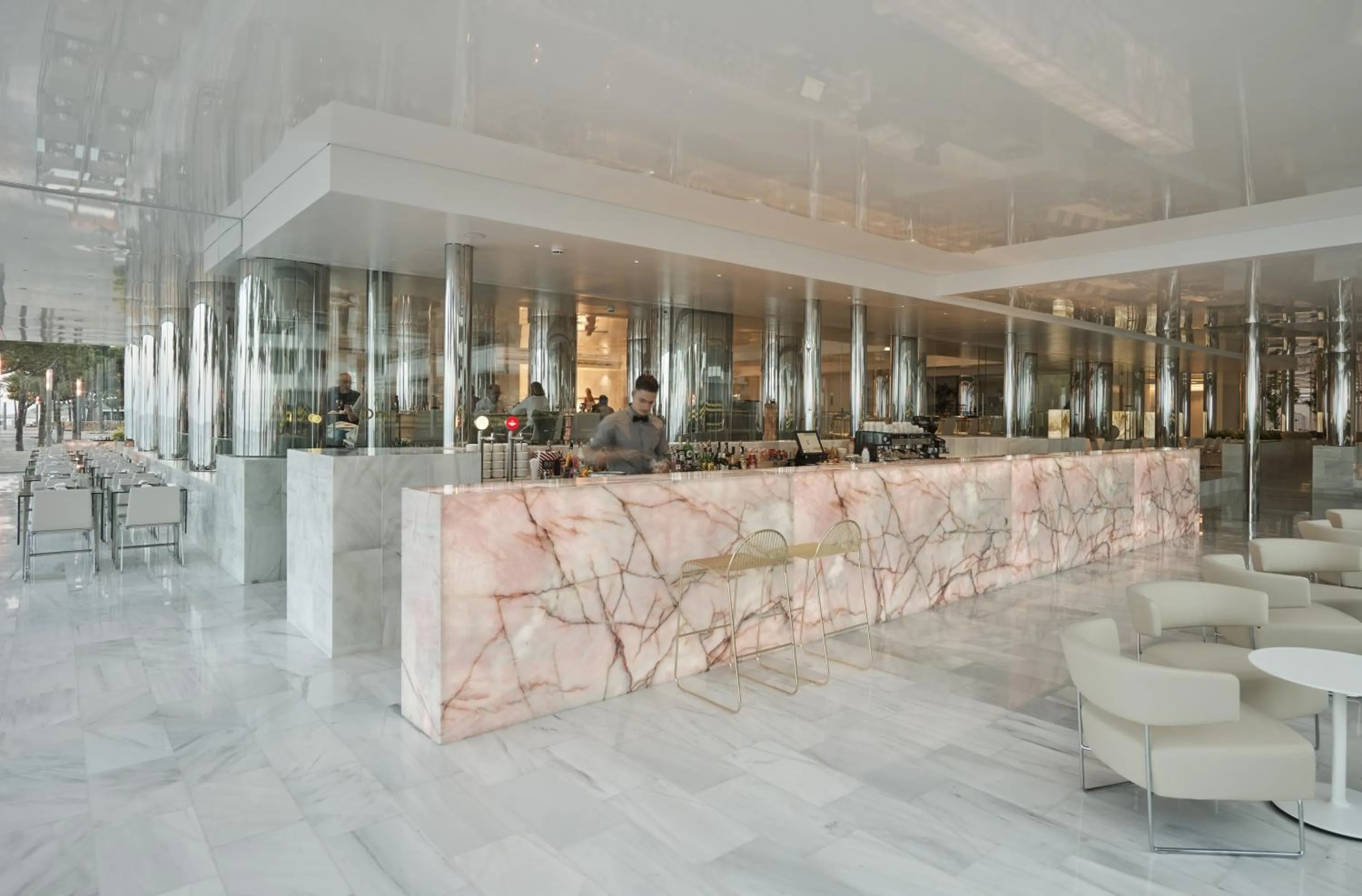 Restaurant/places to eat in Hotel Aromar