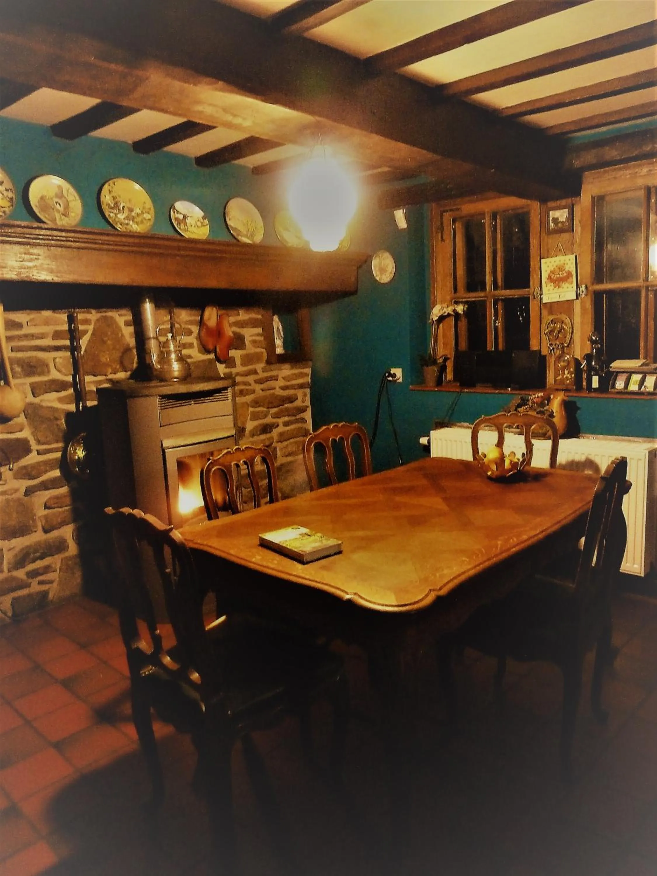Dining area in B&B Chambre d'hôtes de la Vecquée