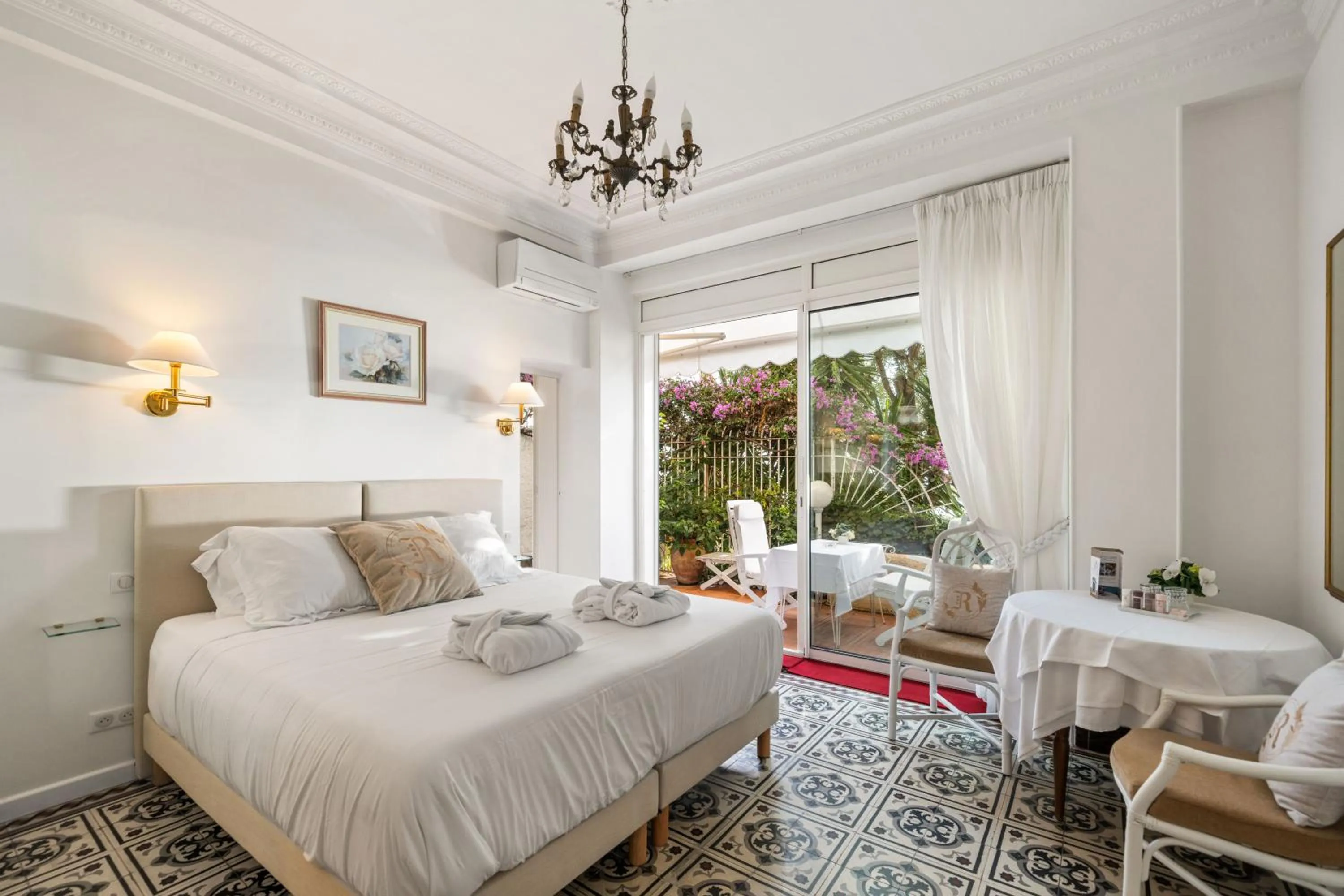 Bed in Hôtel Le Roquebrune