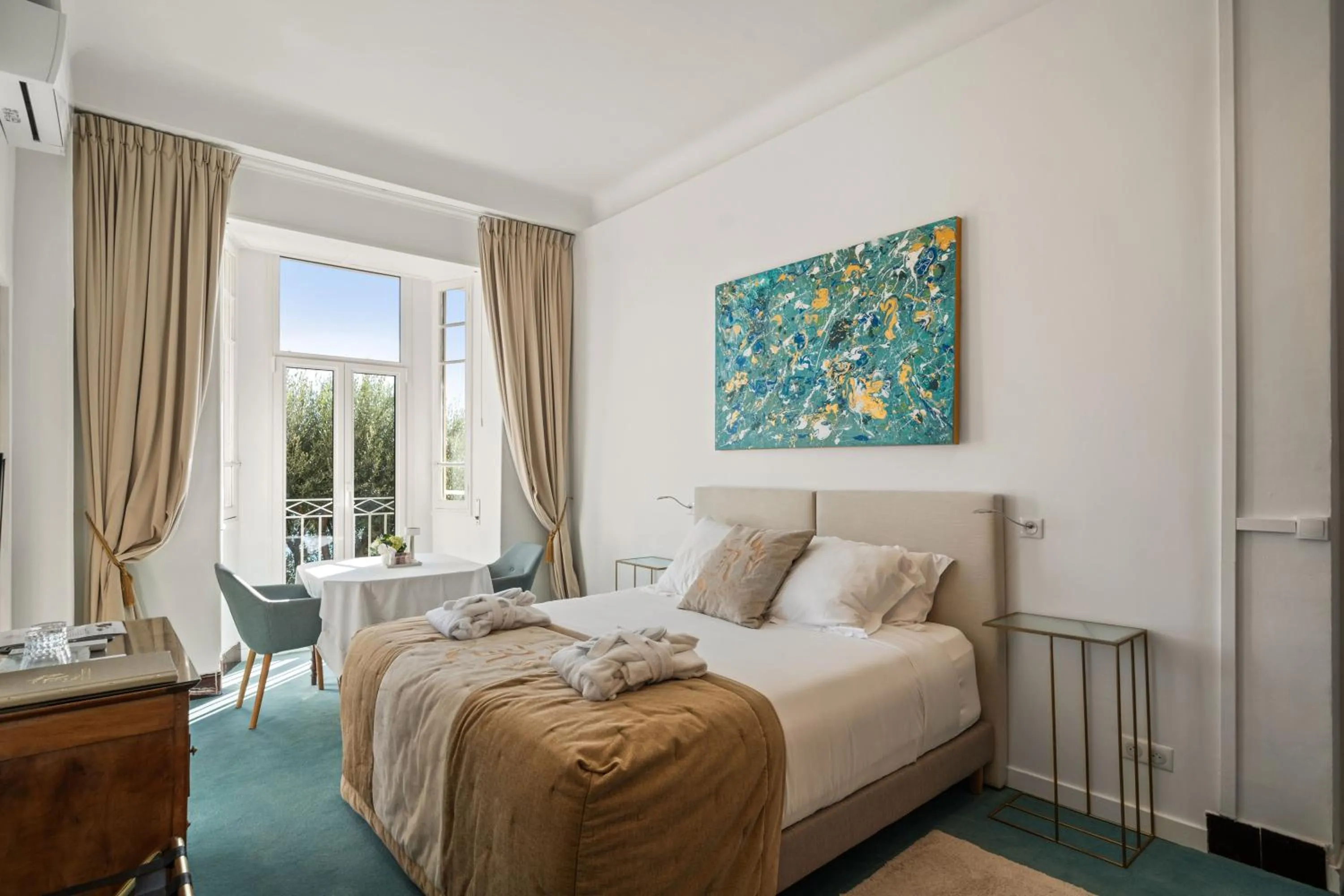 Bed in Hôtel Le Roquebrune