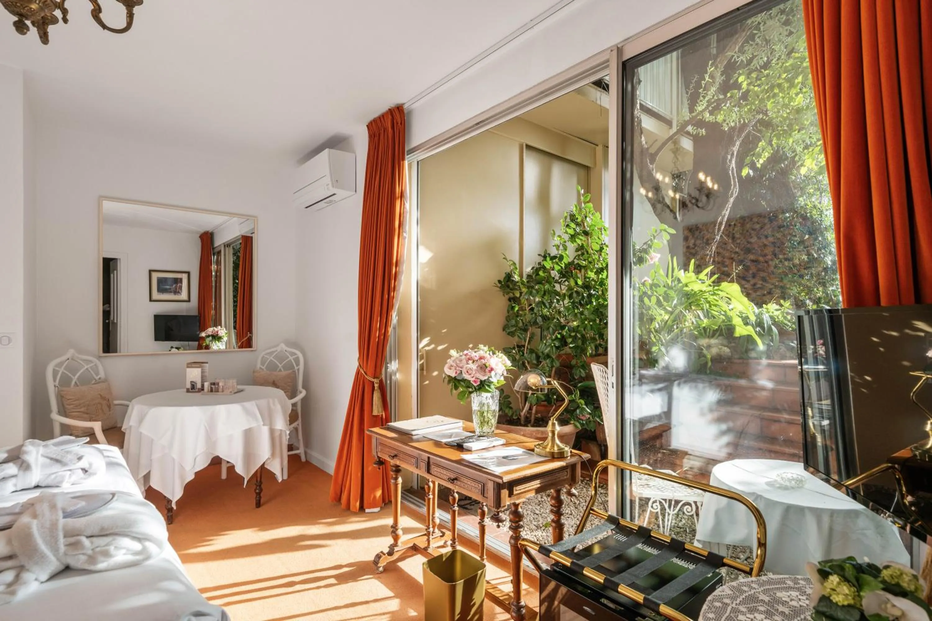 Bed in Hôtel Le Roquebrune