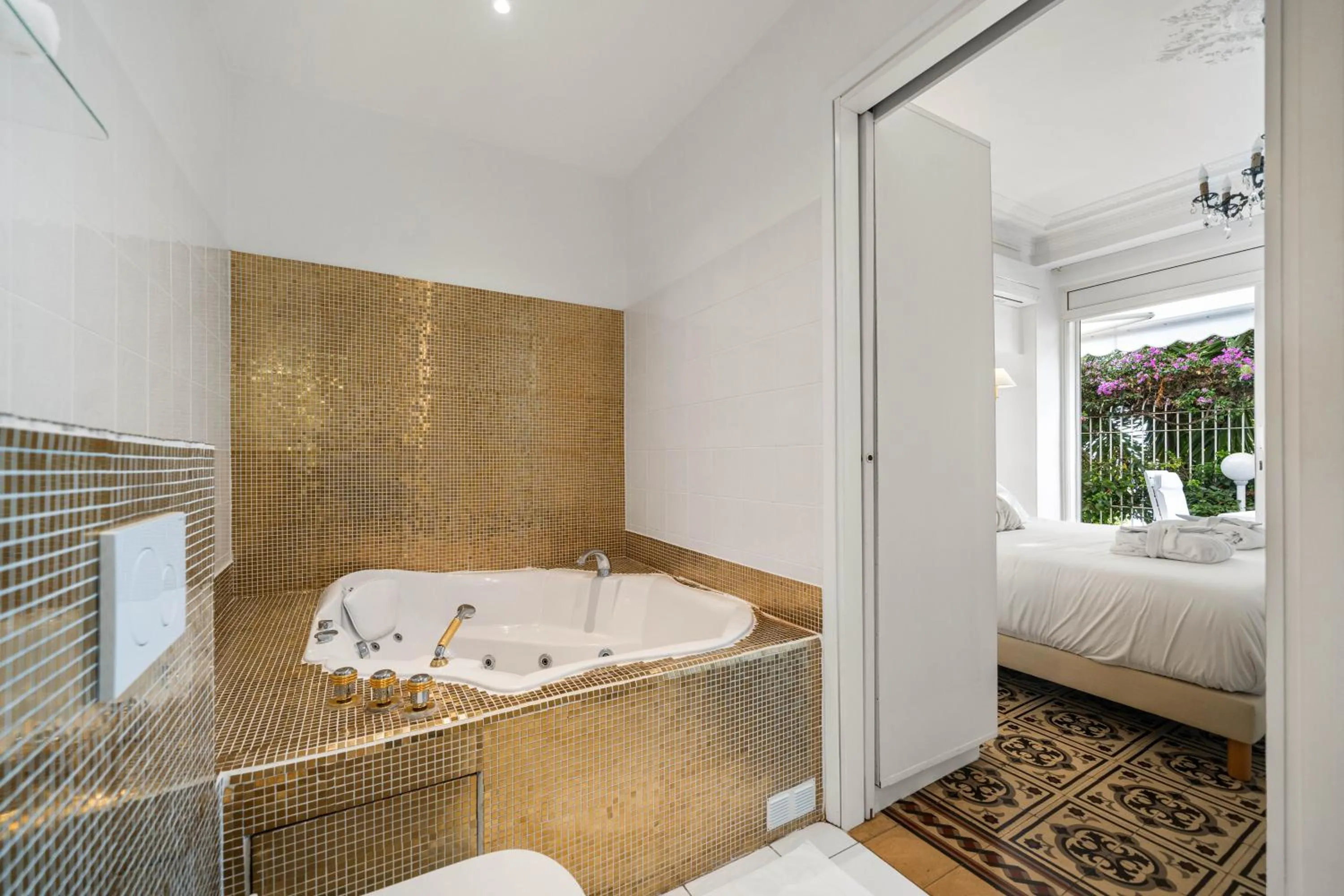 Bed in Hôtel Le Roquebrune