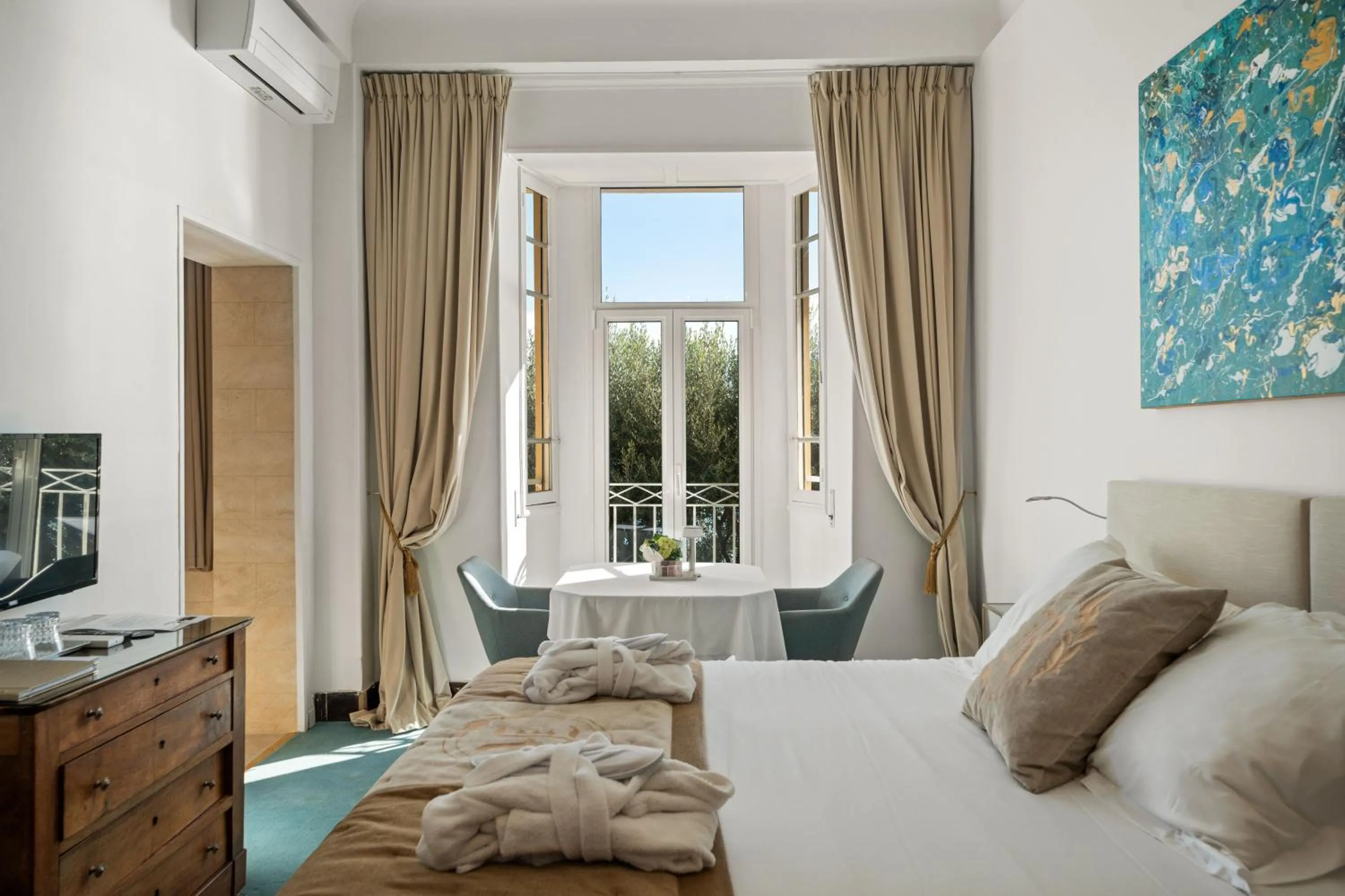 Bed in Hôtel Le Roquebrune