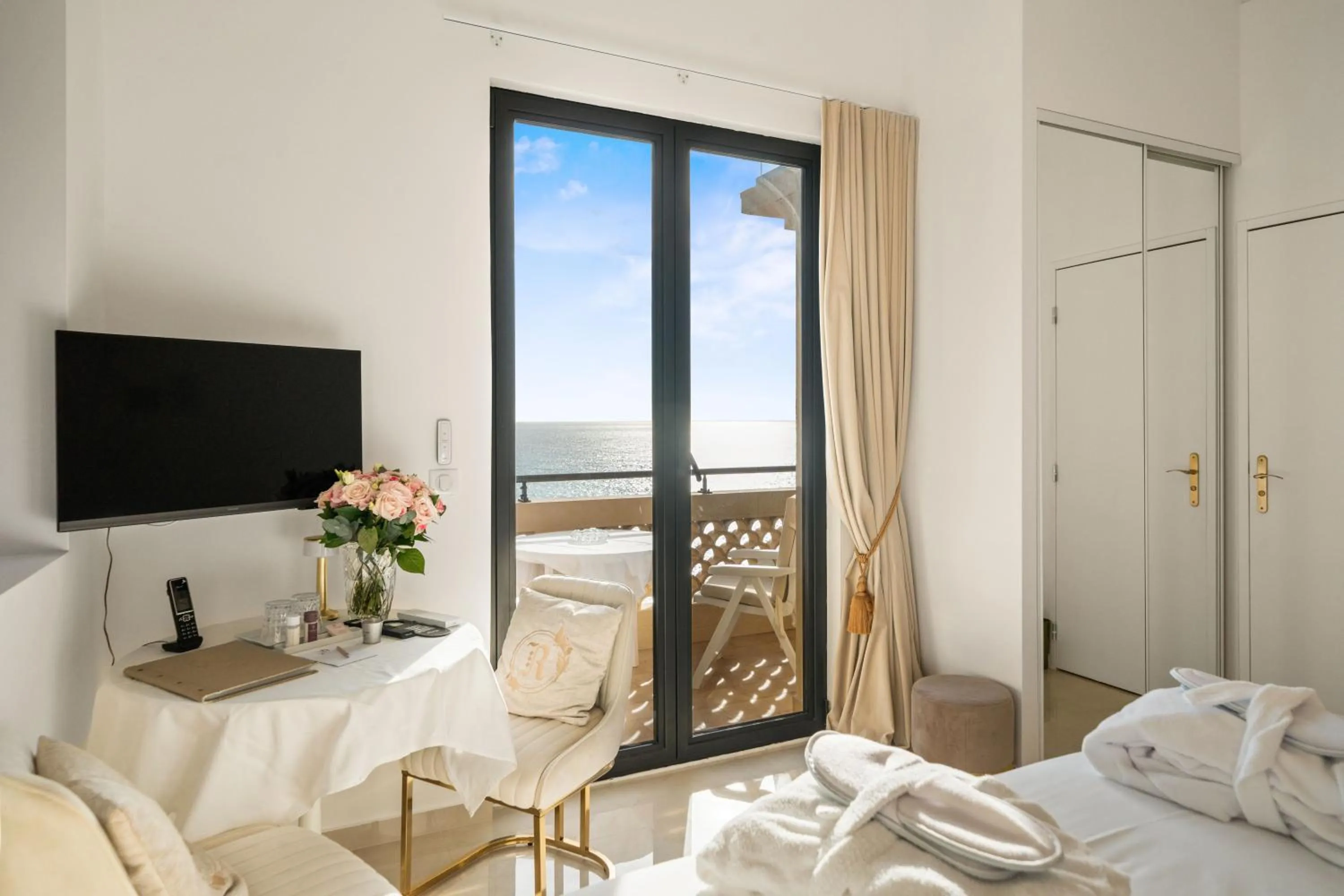 Bed in Hôtel Le Roquebrune