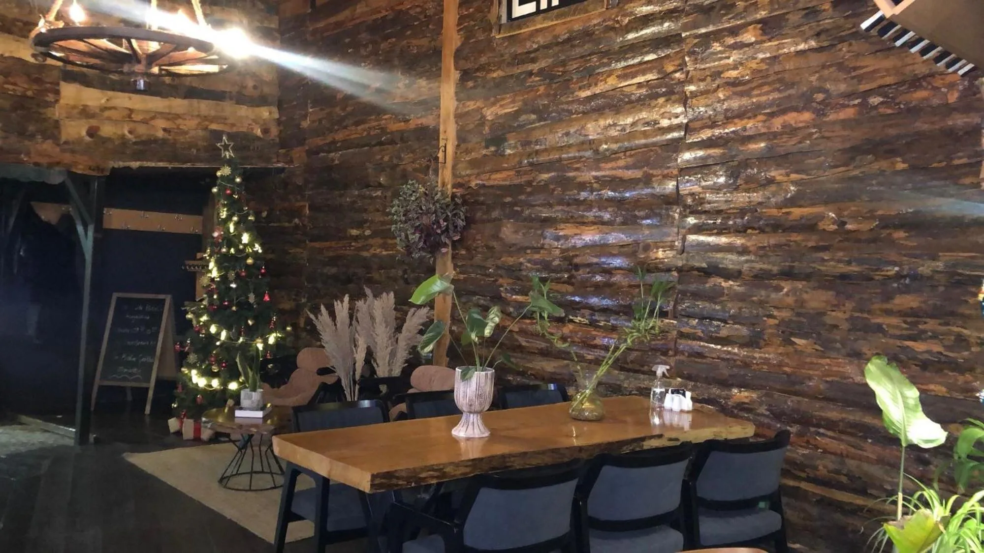 Restaurant/places to eat in Line Suite Hotel