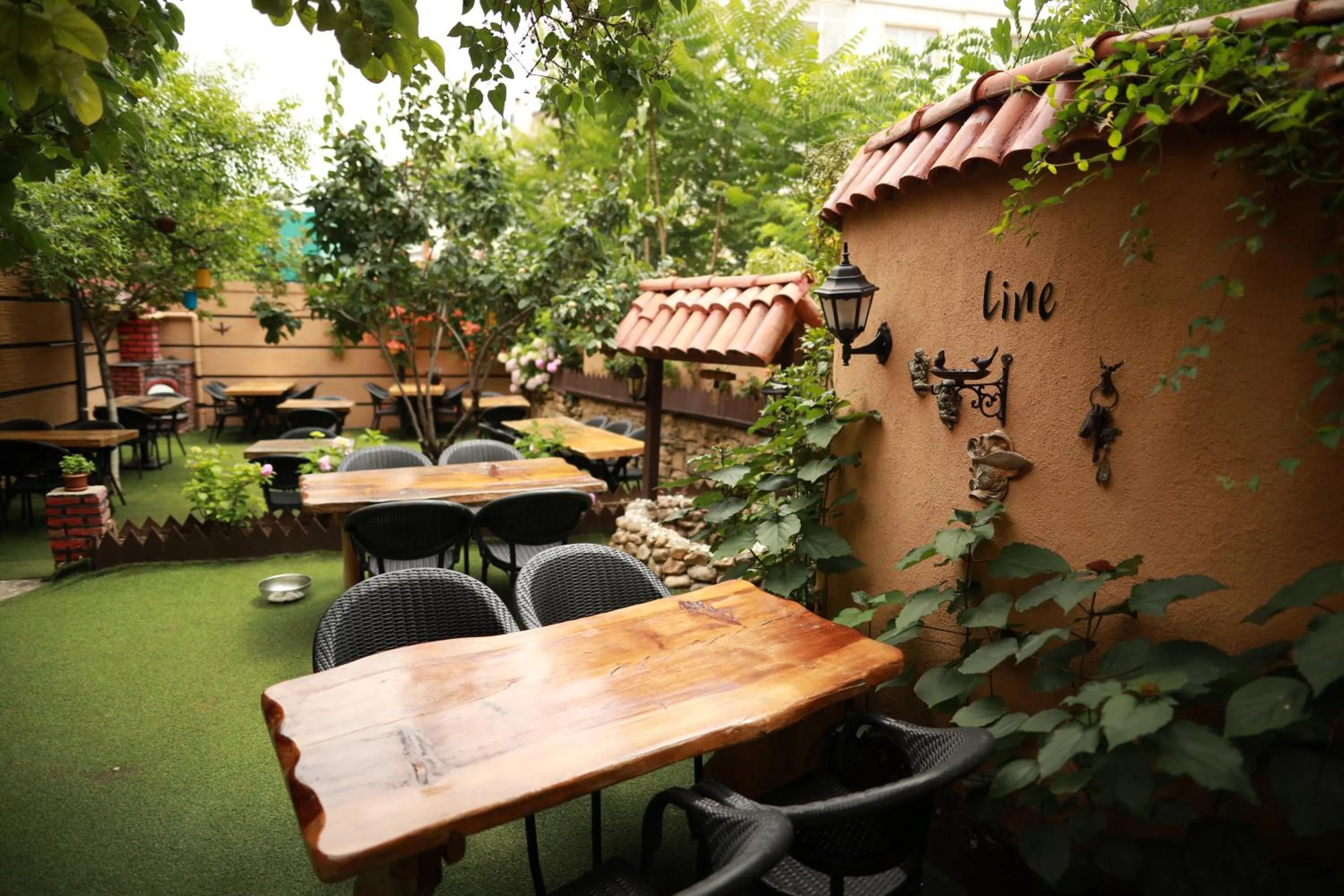 Restaurant/places to eat in Line Suite Hotel